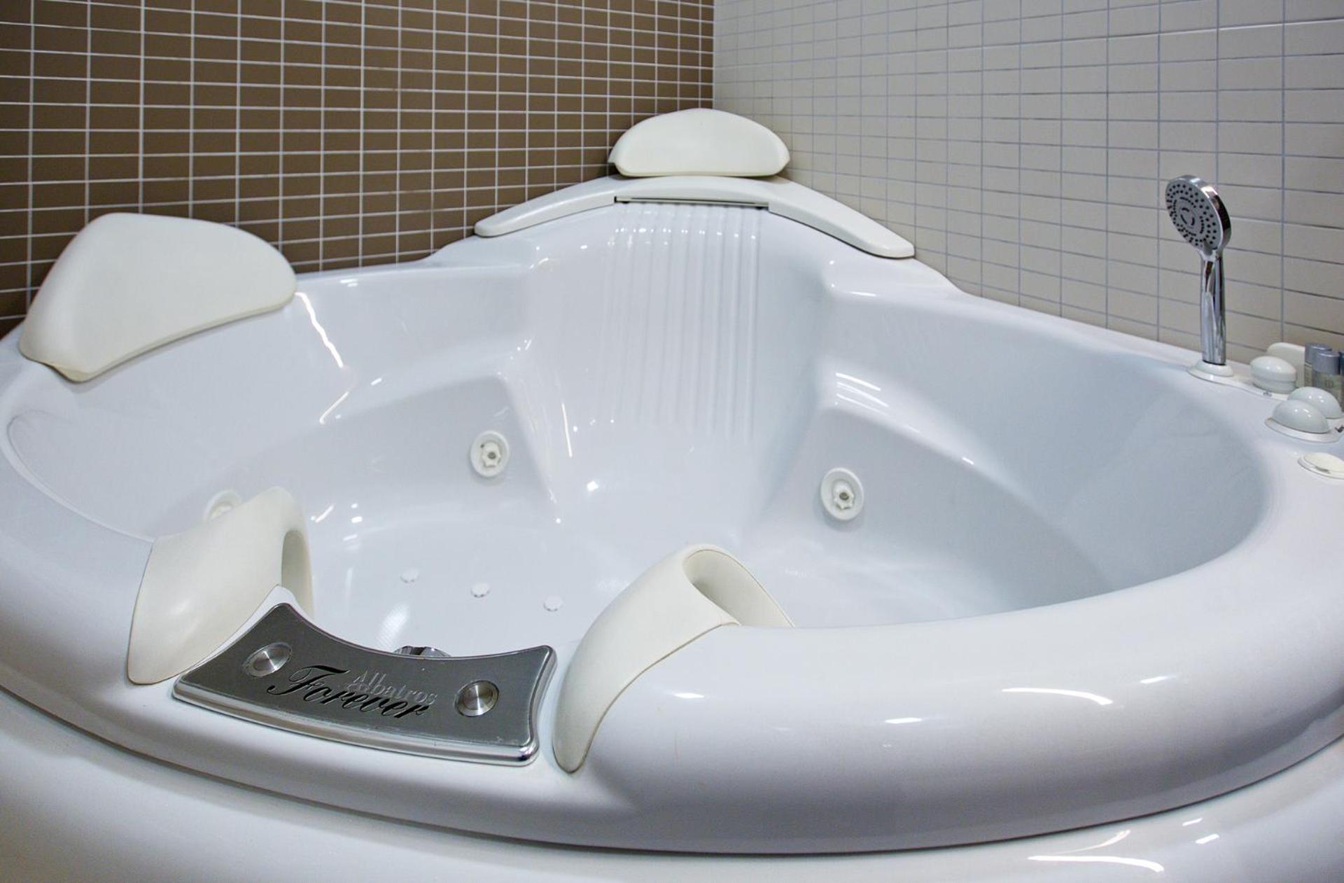 Suite with Hot Tub - Photo 15
