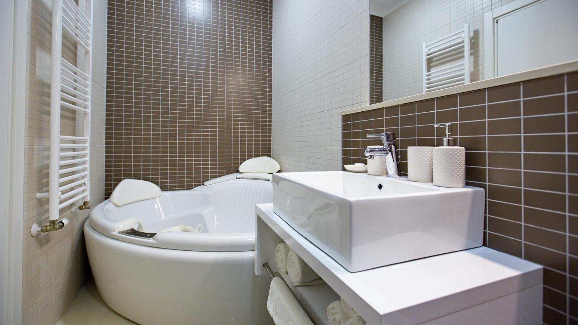 Suite with Hot Tub - Photo 5