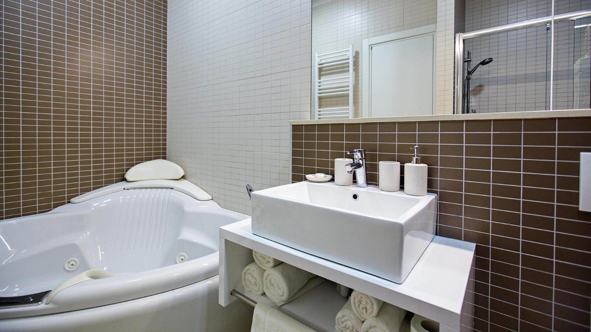Suite with Hot Tub - Photo 16