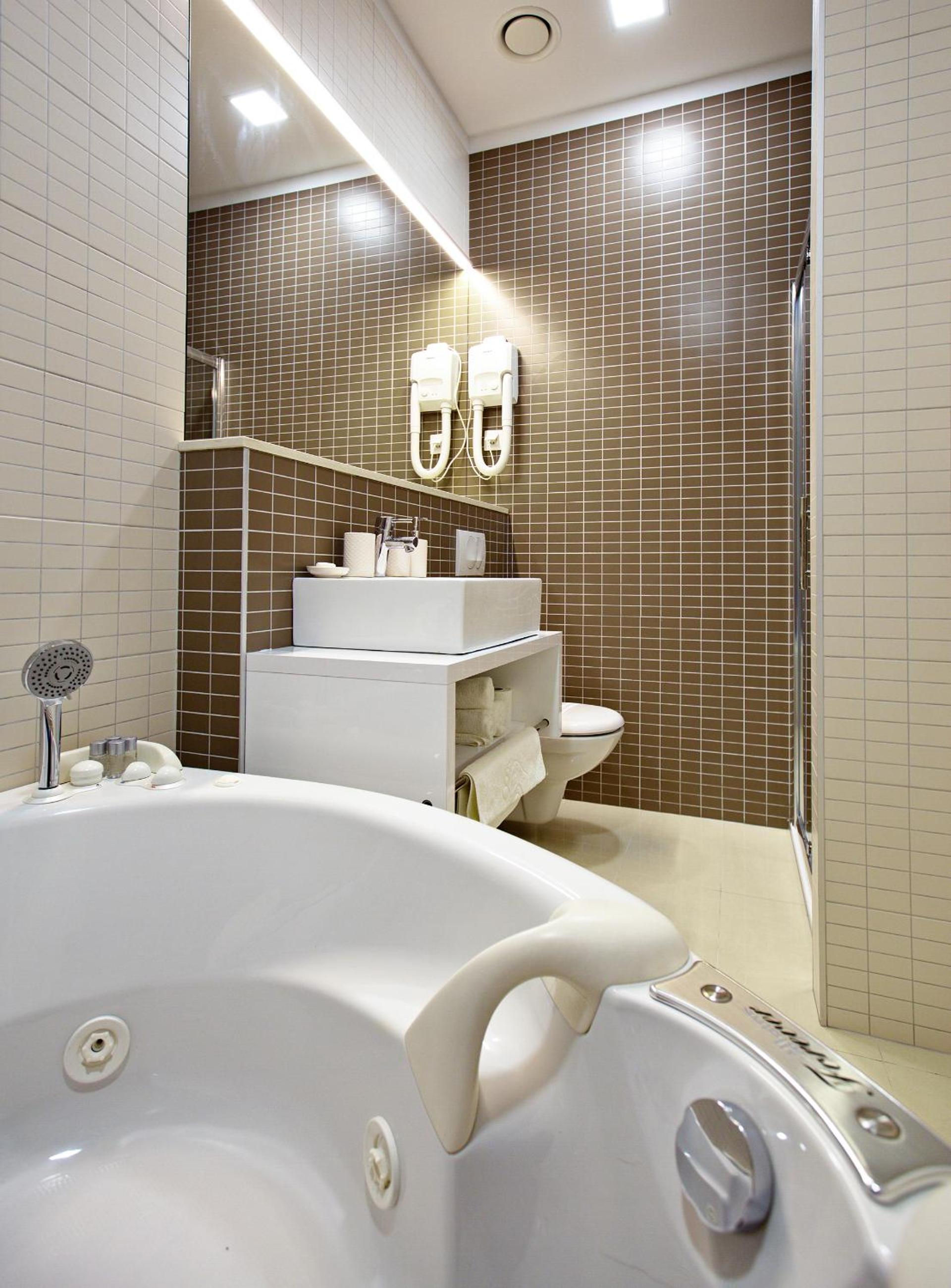 Suite with Hot Tub - Photo 17