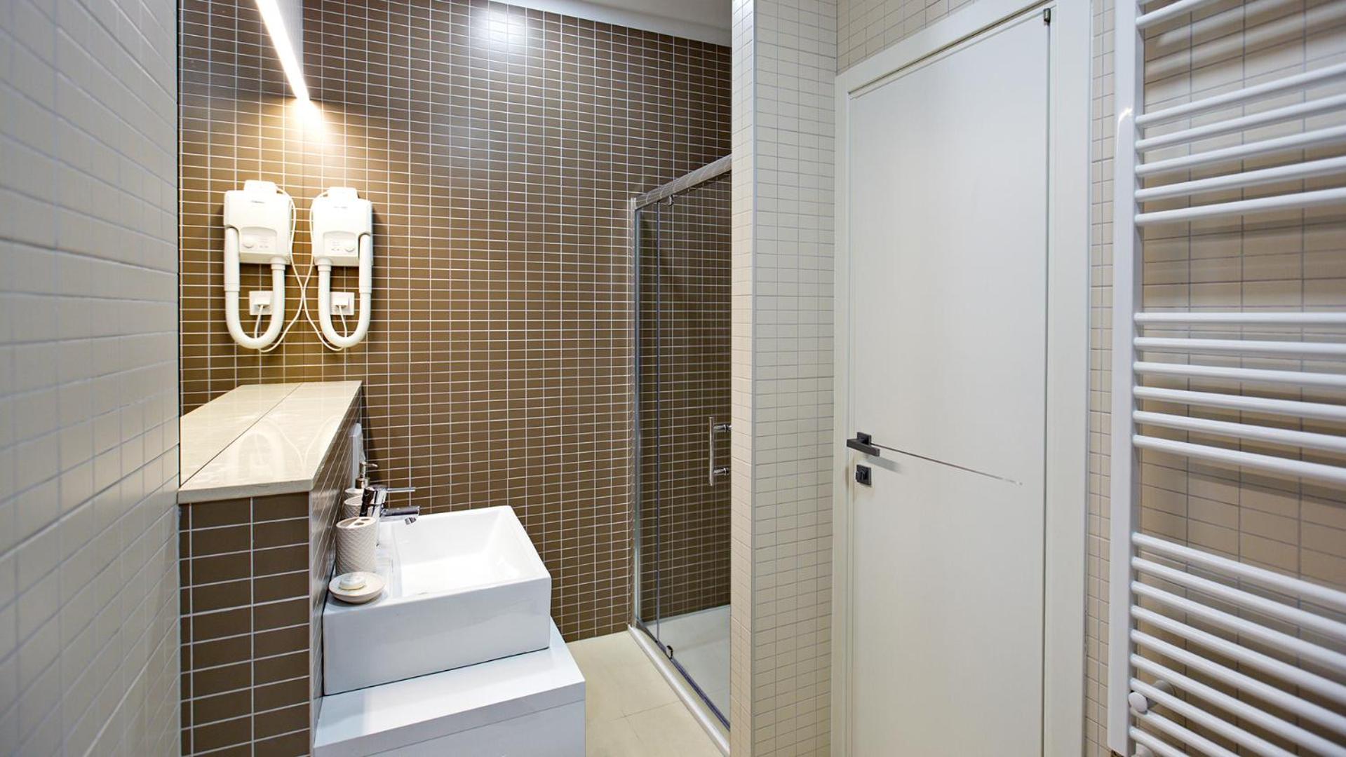 Suite with Hot Tub - Photo 19