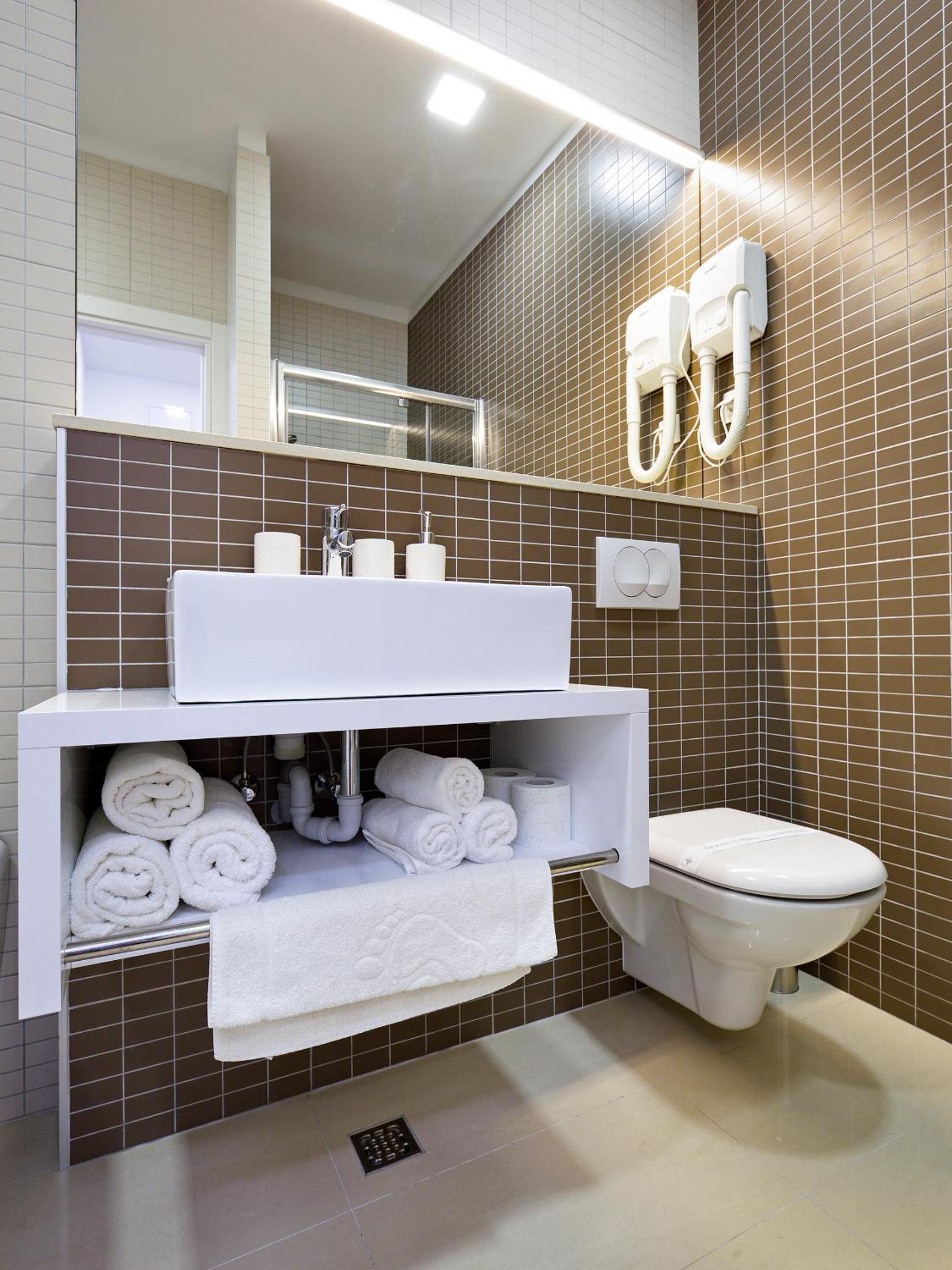 Suite with Hot Tub - Photo 4