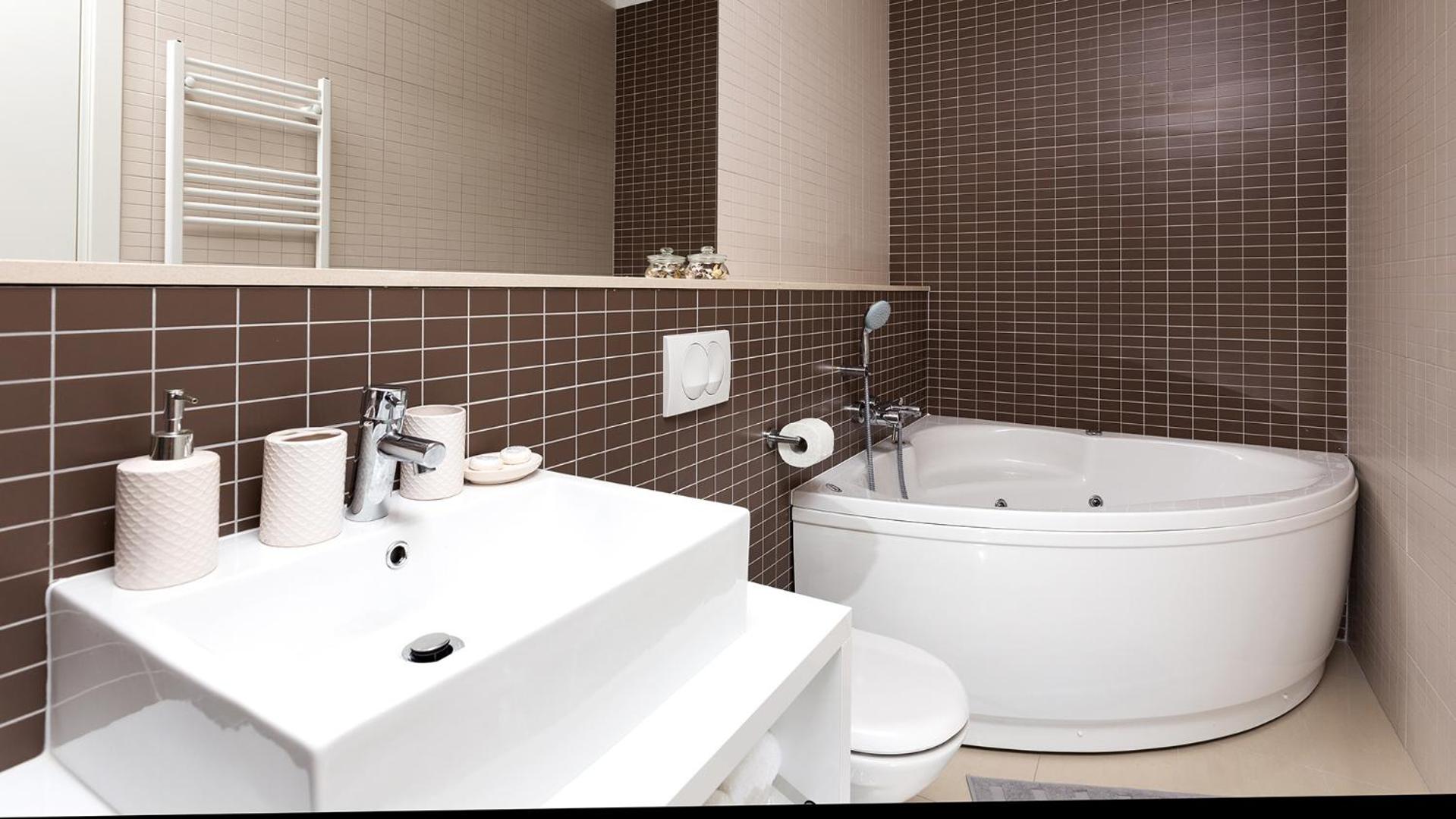 Deluxe Apartment with Hot Tub - Photo 7
