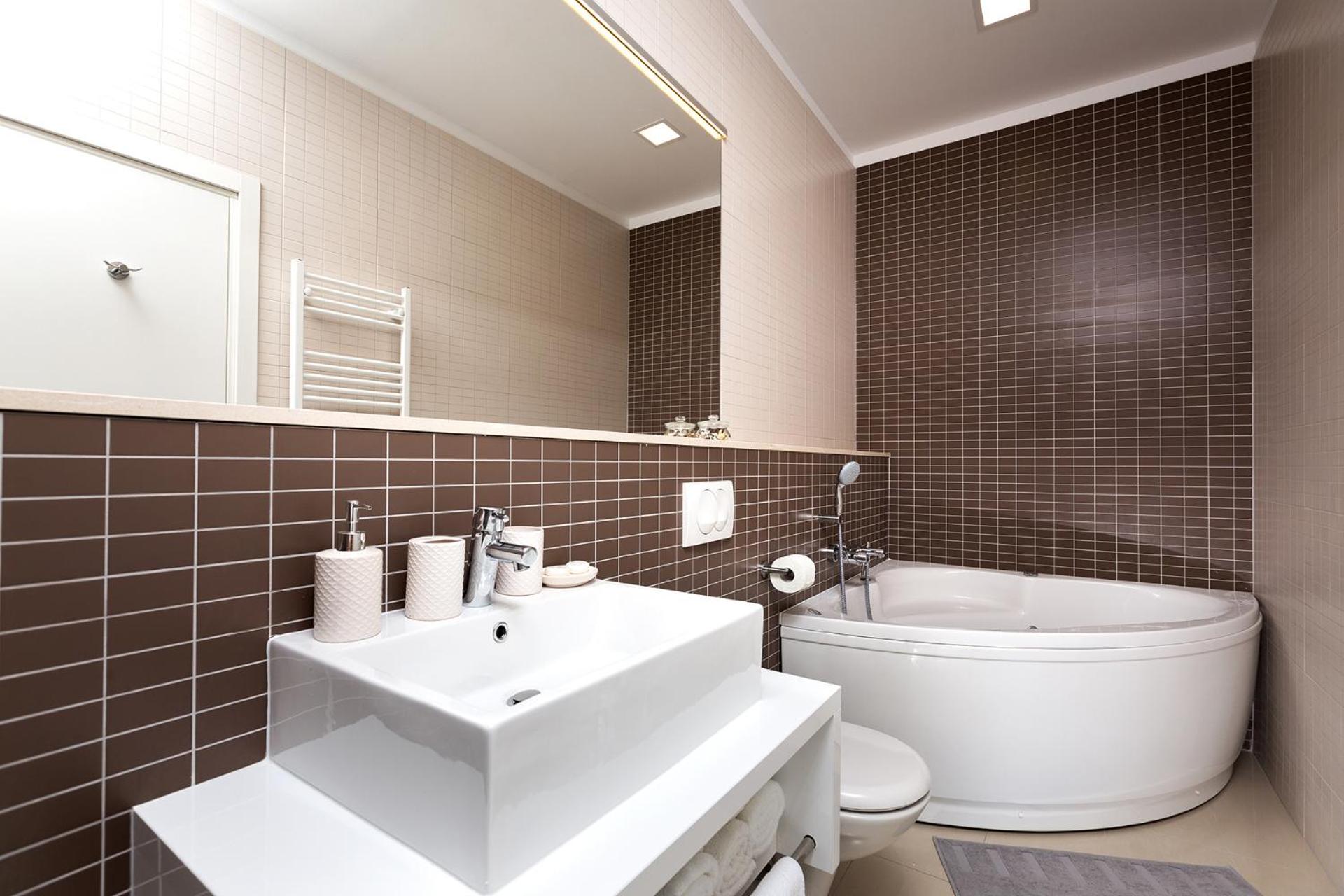 Deluxe Apartment with Hot Tub - Photo 4