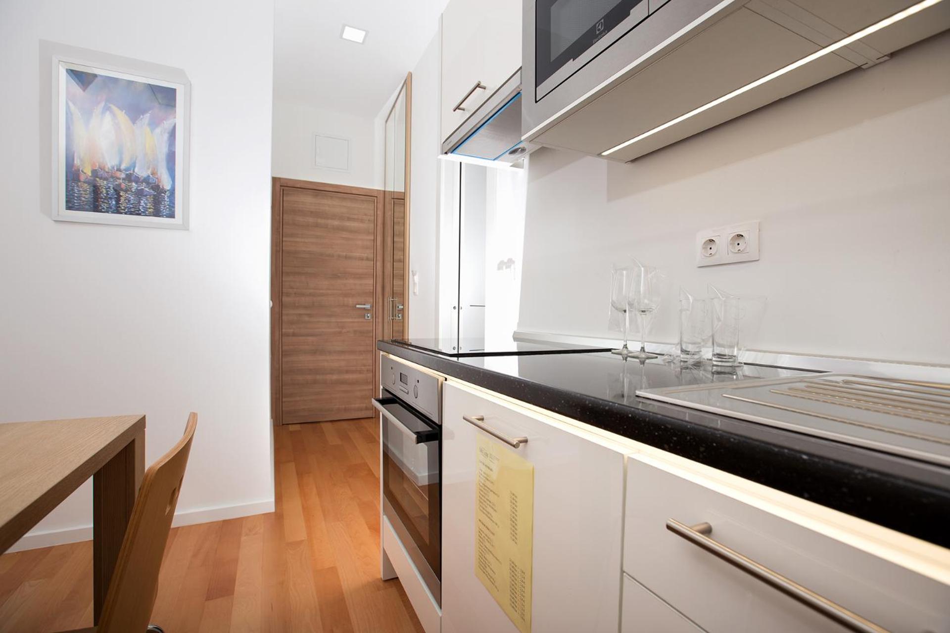 Deluxe Apartment with Hot Tub - Photo 8