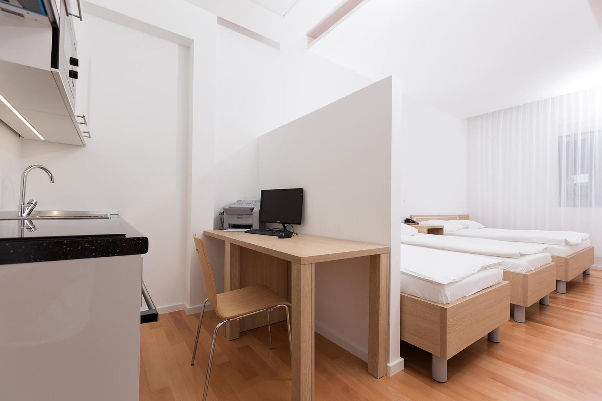 Deluxe Apartment with Hot Tub - Photo 11