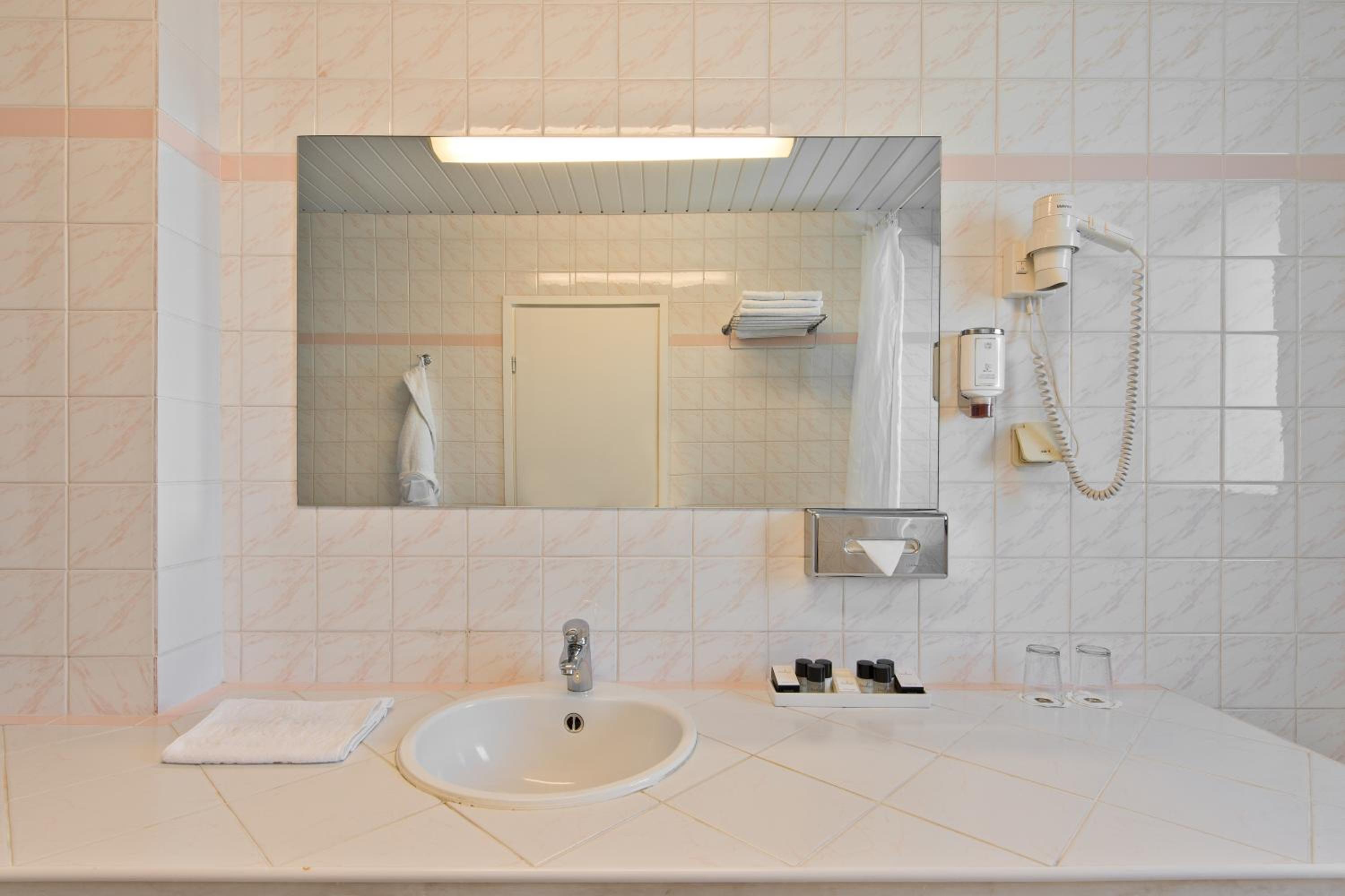 Twin Room - Non-Smoking - Photo 8