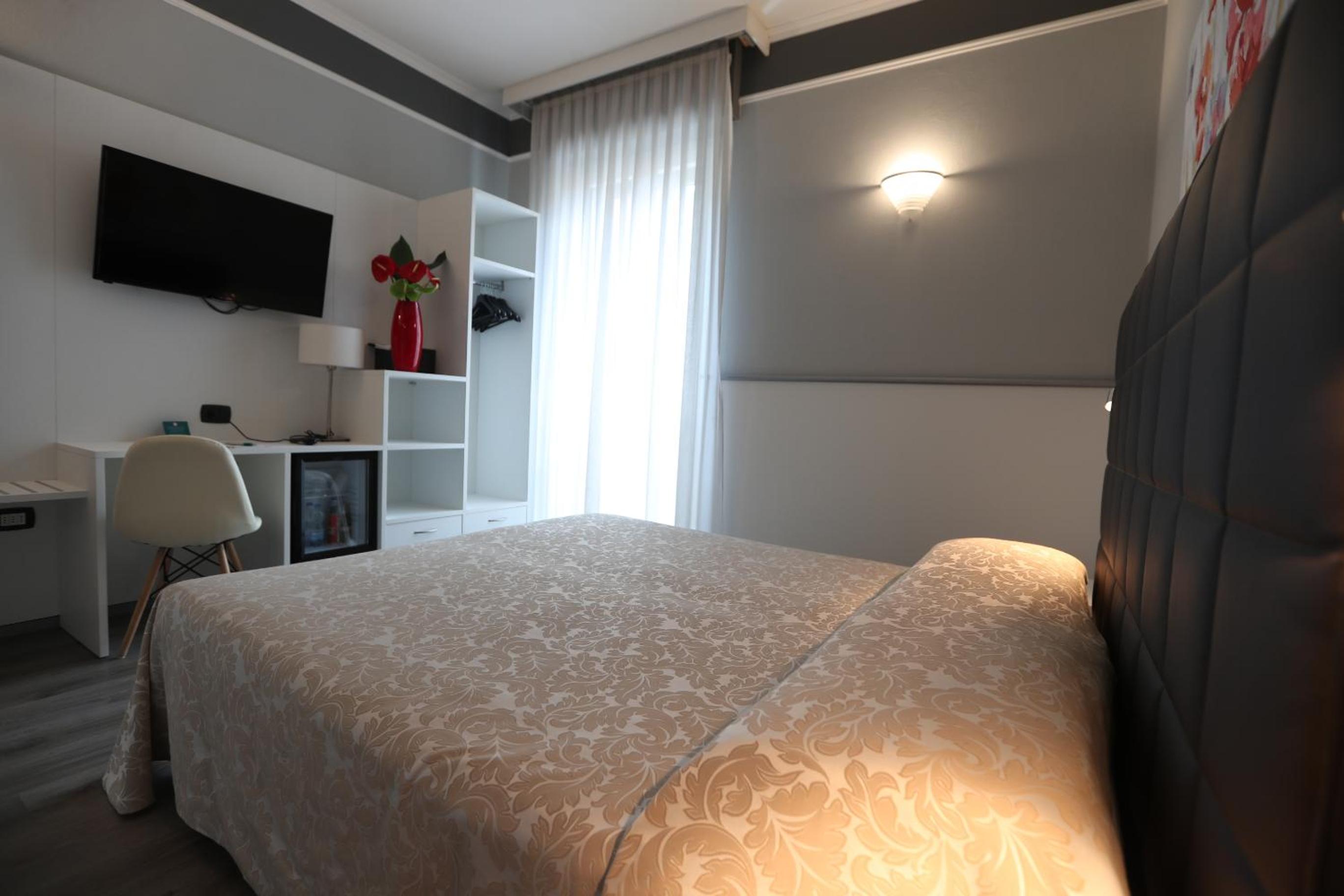 Double or Twin Room - Photo 3