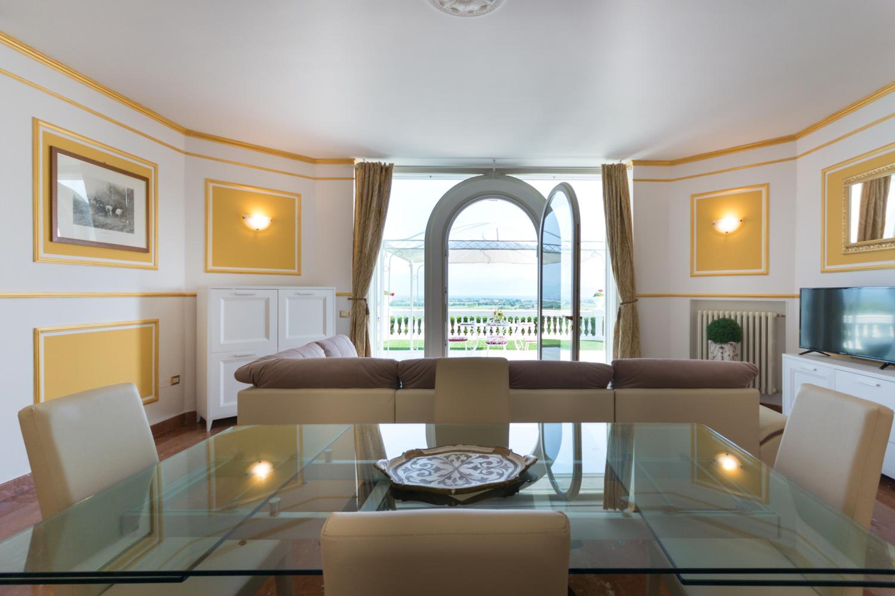 Deluxe Apartment with Private Whirlpool