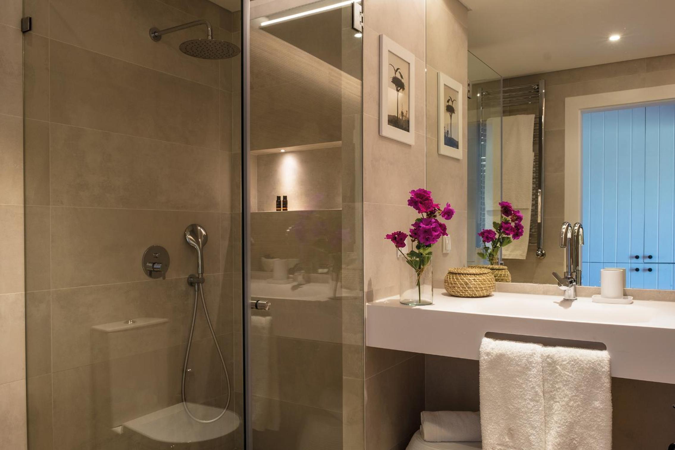 Junior Suite with Pool View - Photo 3