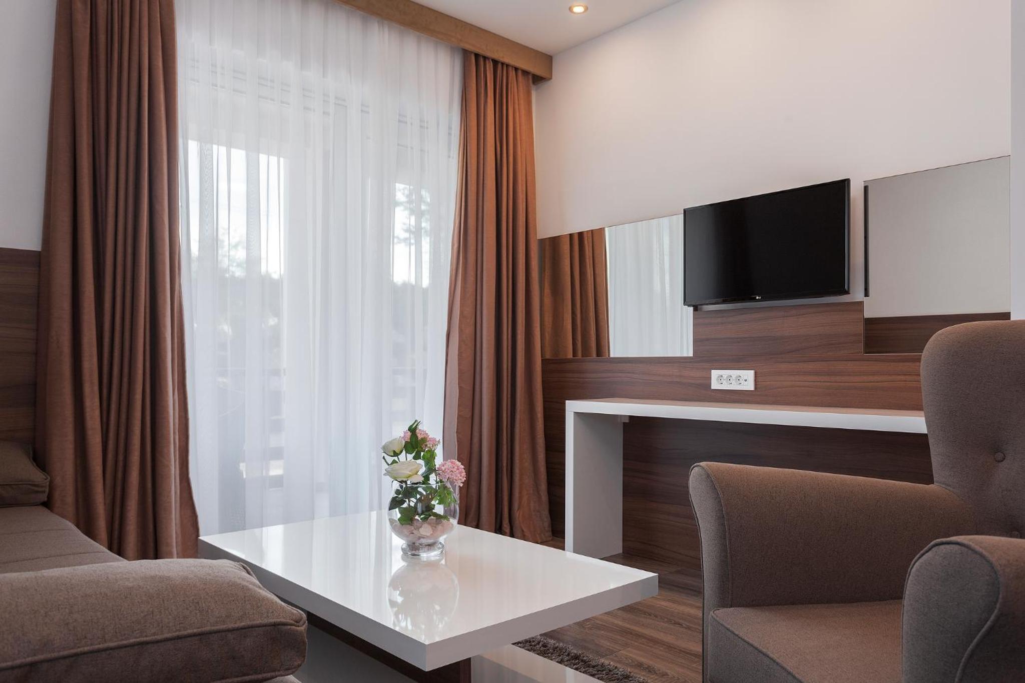 Deluxe King Suite with Two Bedrooms and a Terrace photo 2