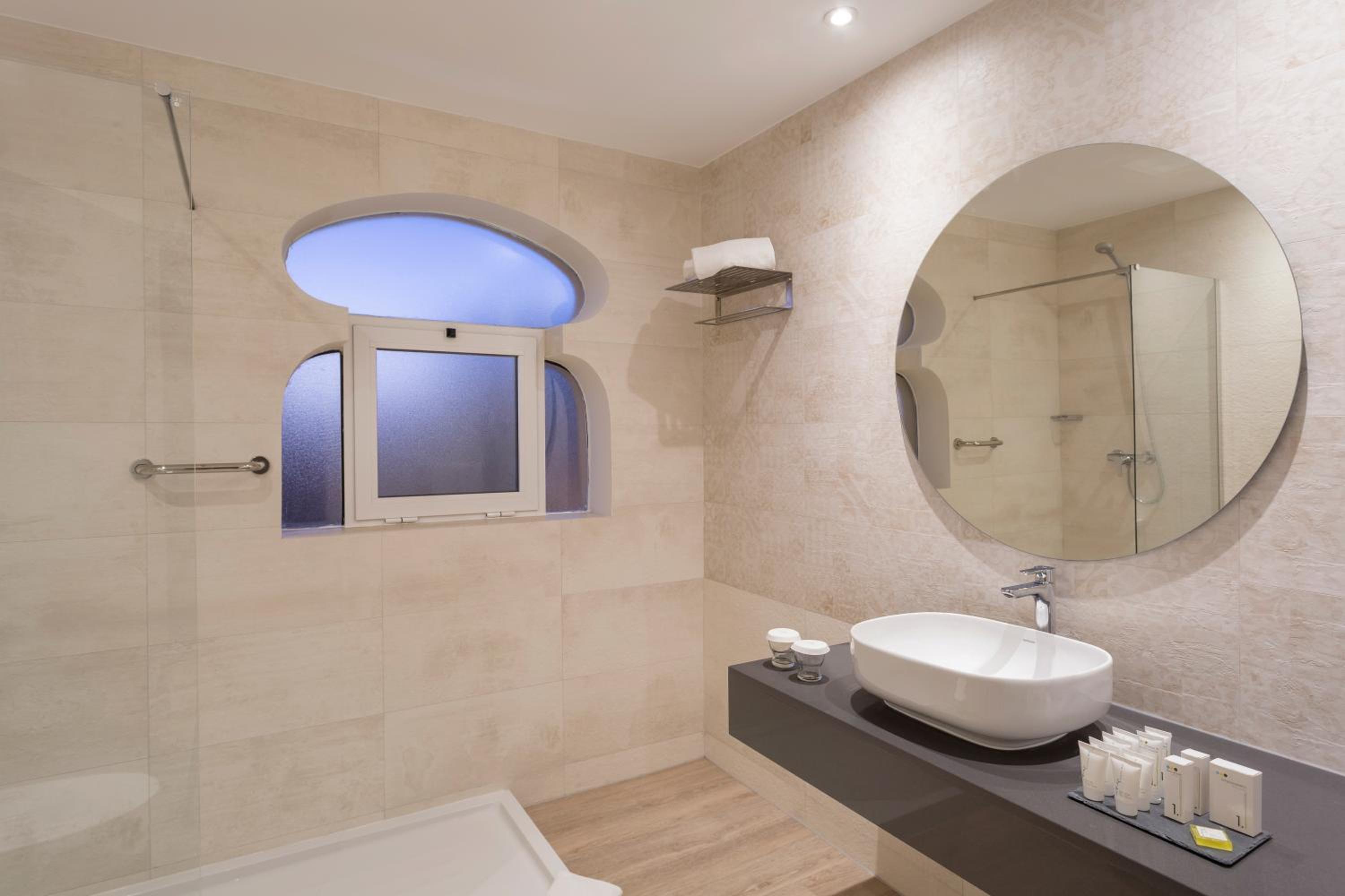 Suite with Side Sea View - Photo 5