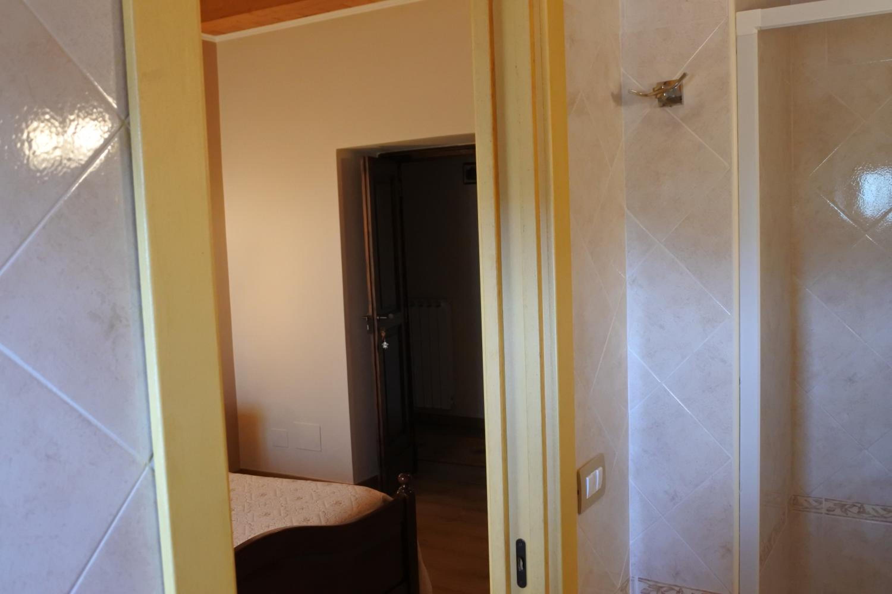 Double Room with Private Bathroom - Photo 5