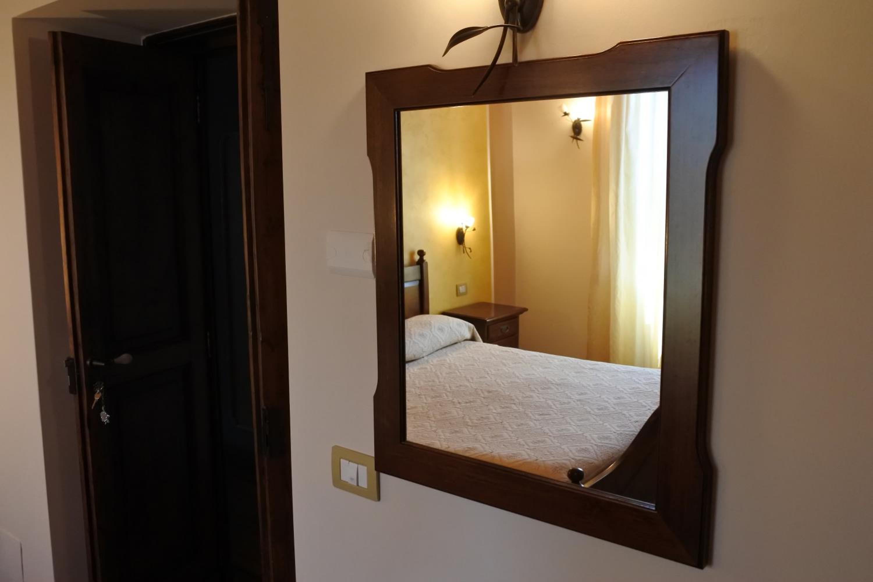 Double Room with Private Bathroom - Photo 4