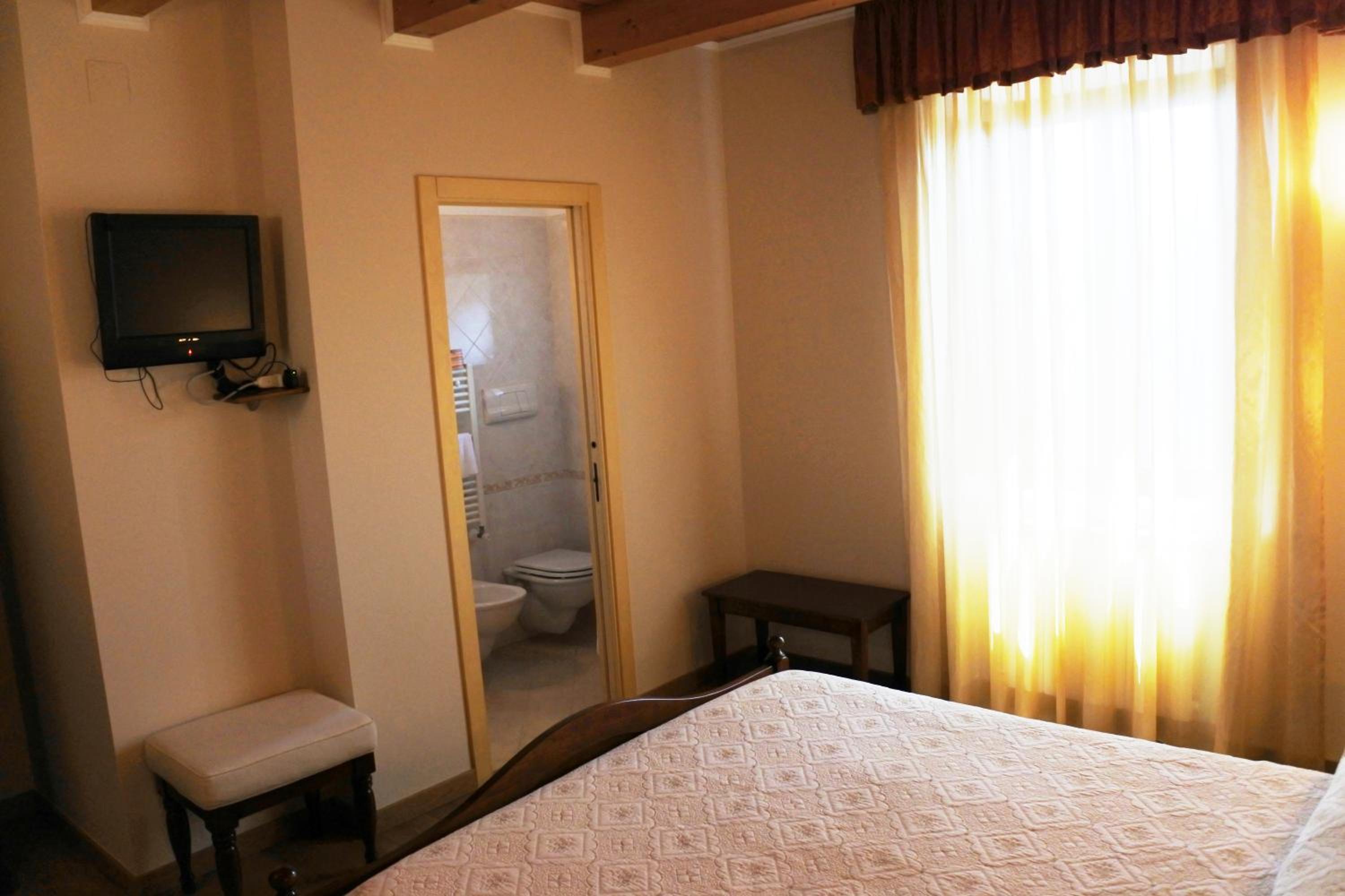 Double Room with Private Bathroom - Photo 7