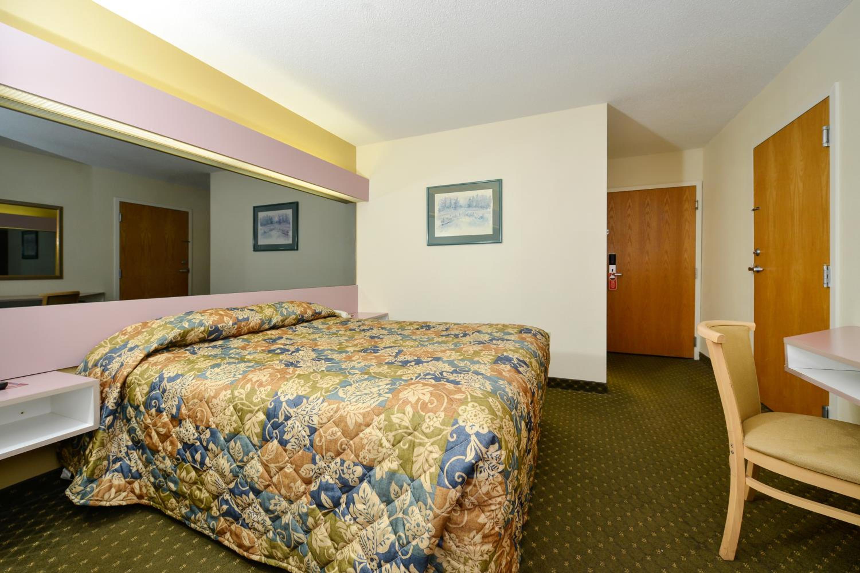 Queen Room - Non-Smoking - Photo 6