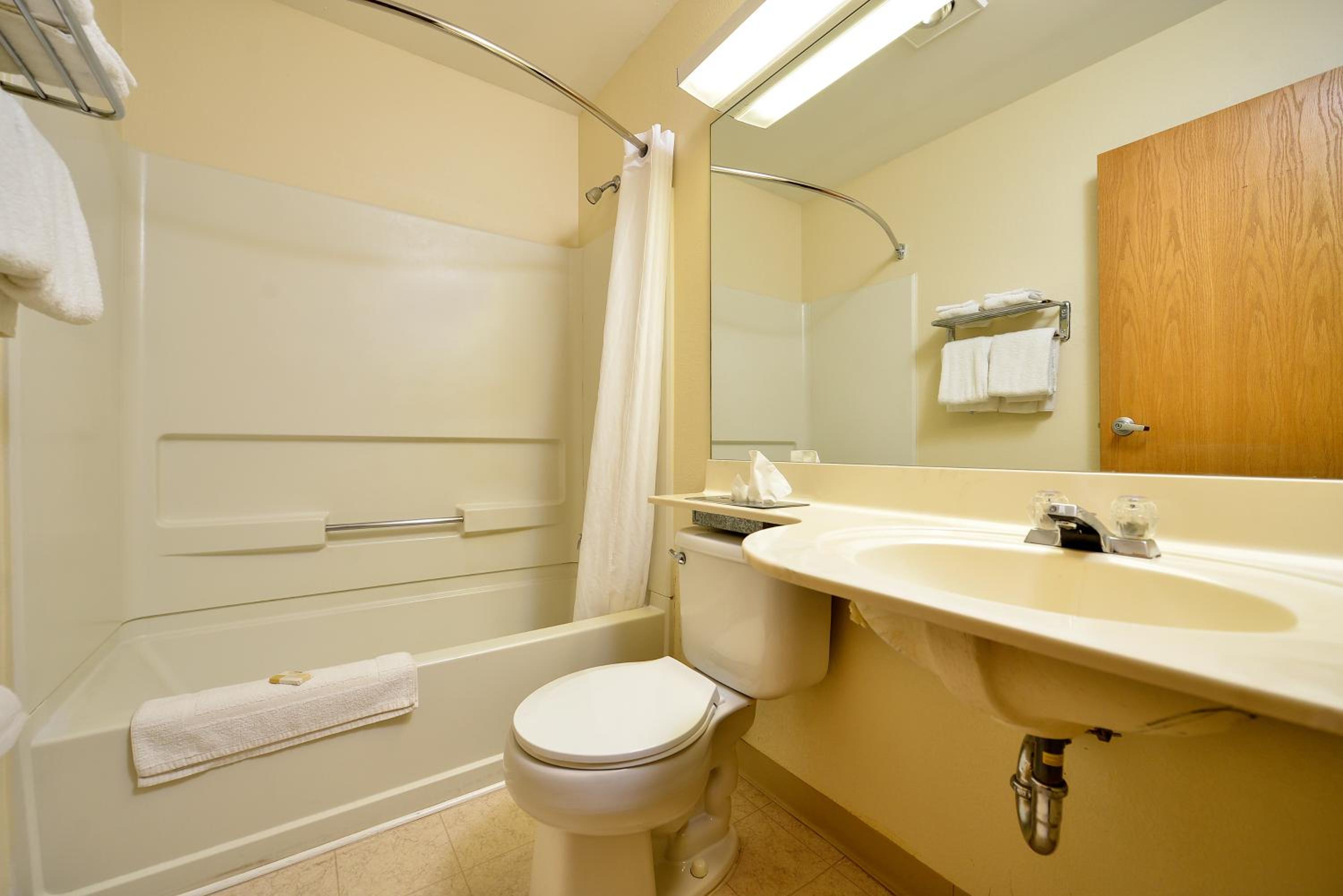Queen Room - Non-Smoking - Photo 5
