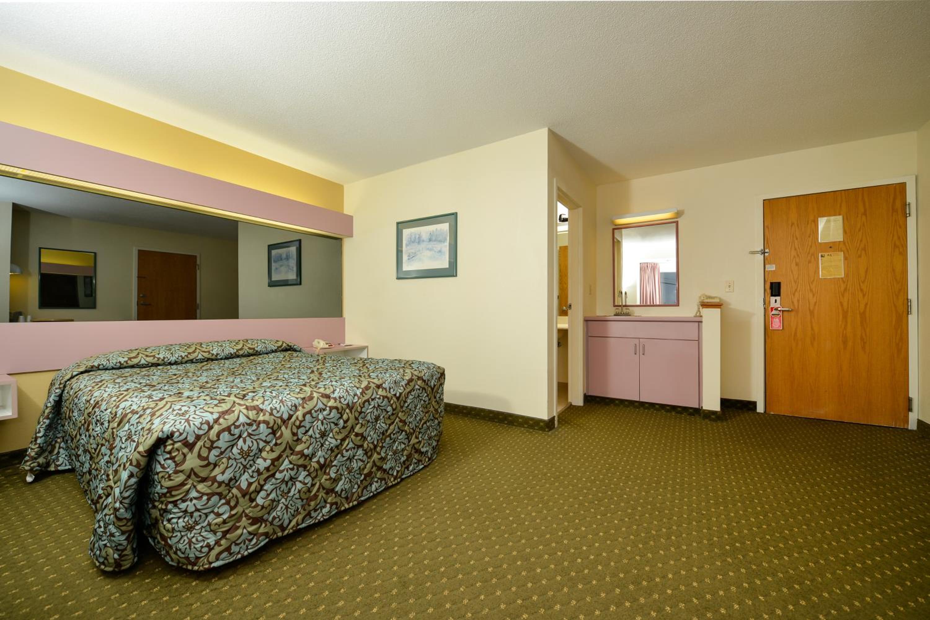 Queen Room - Non-Smoking - Photo 4