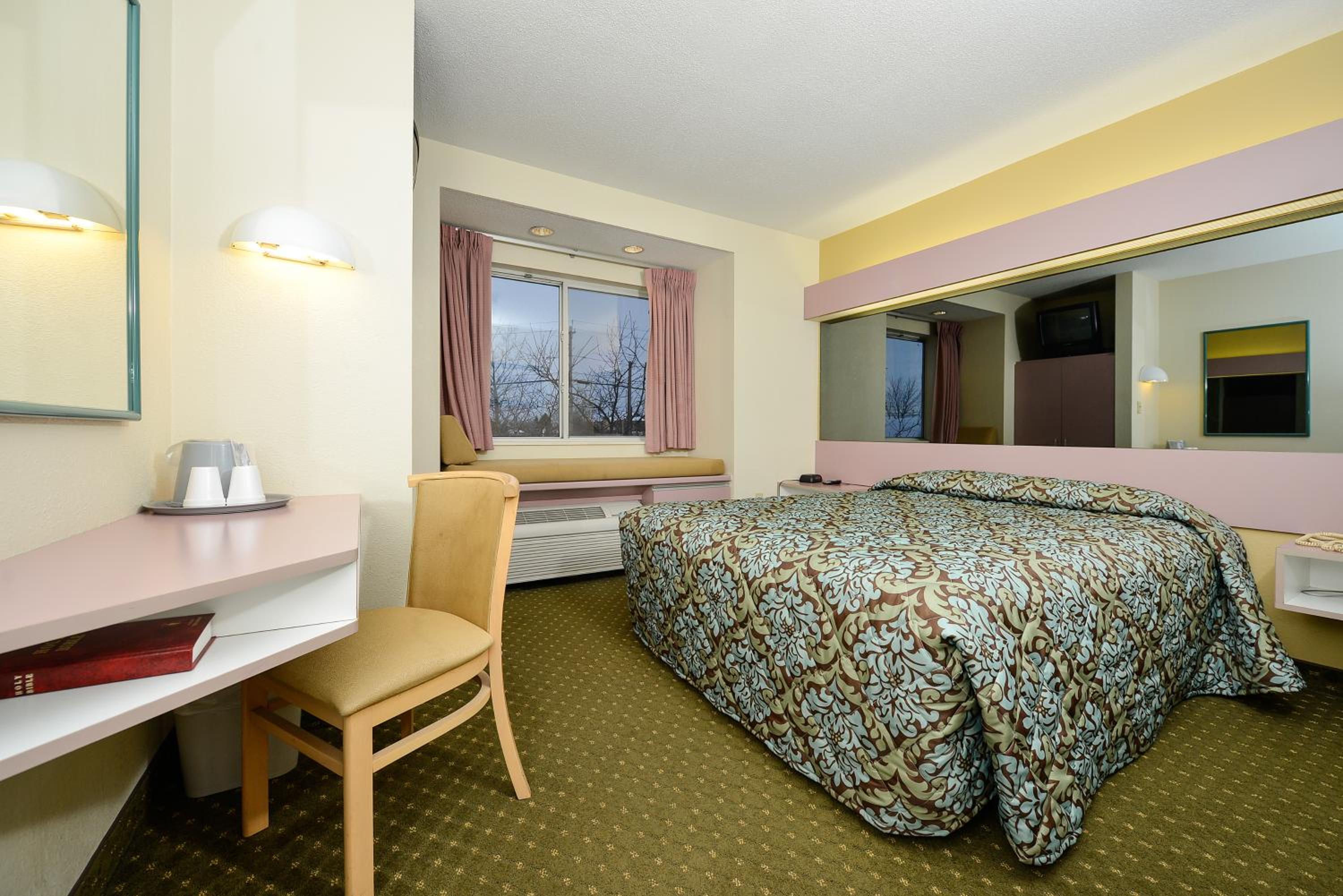 Queen Room - Non-Smoking - Photo 7