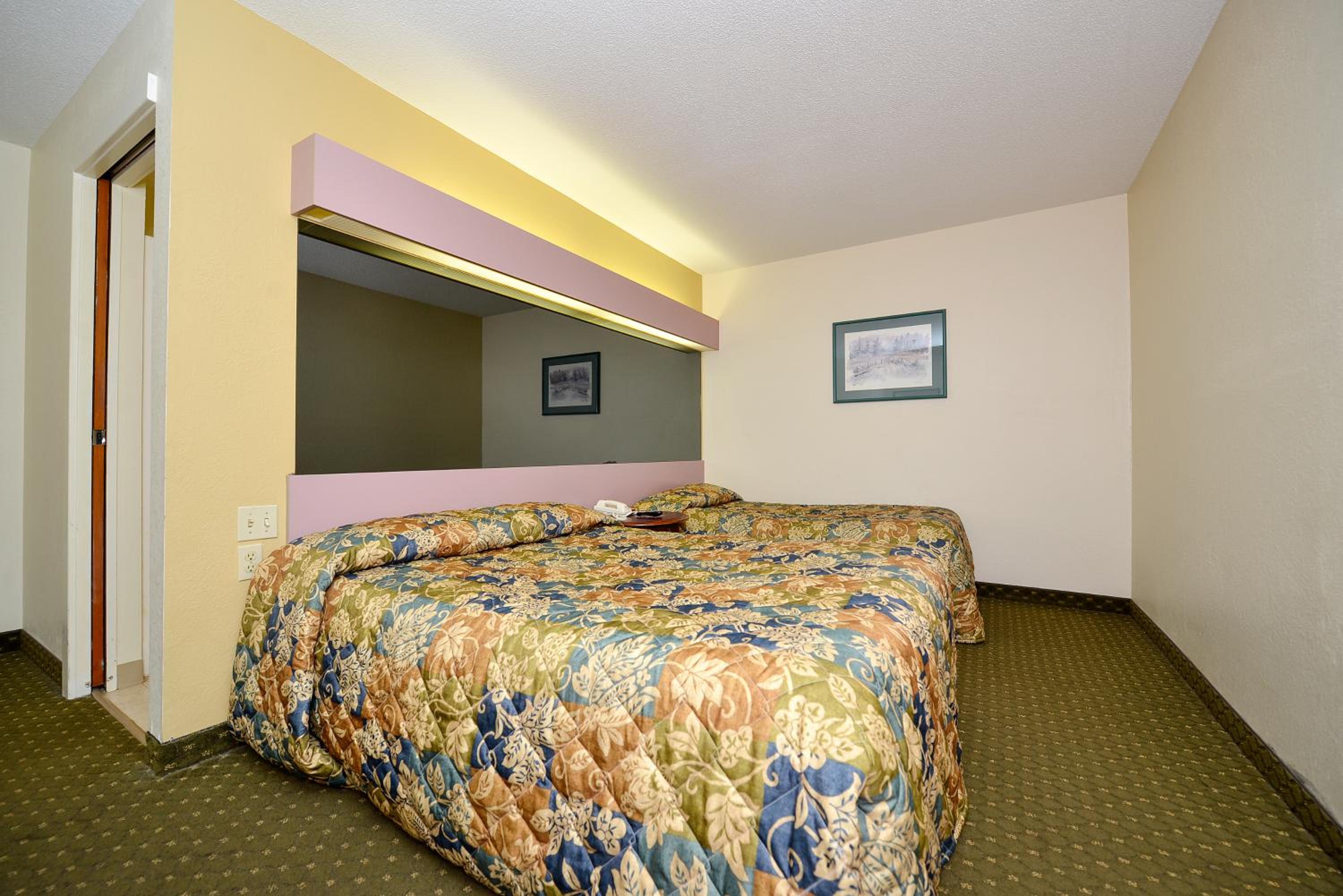 Queen Room - Non-Smoking - Photo 3