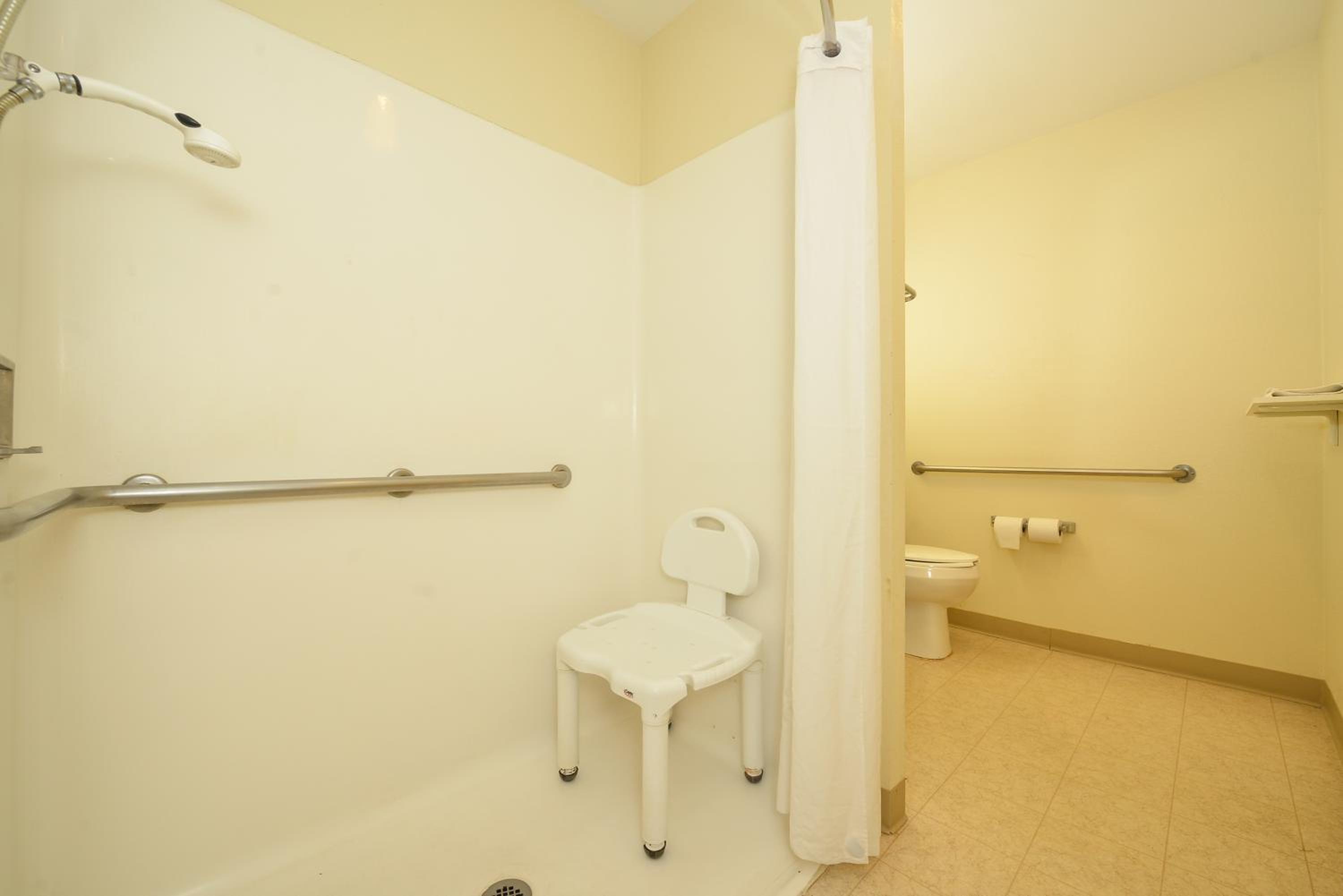 Queen Room - Non-Smoking - Photo 2