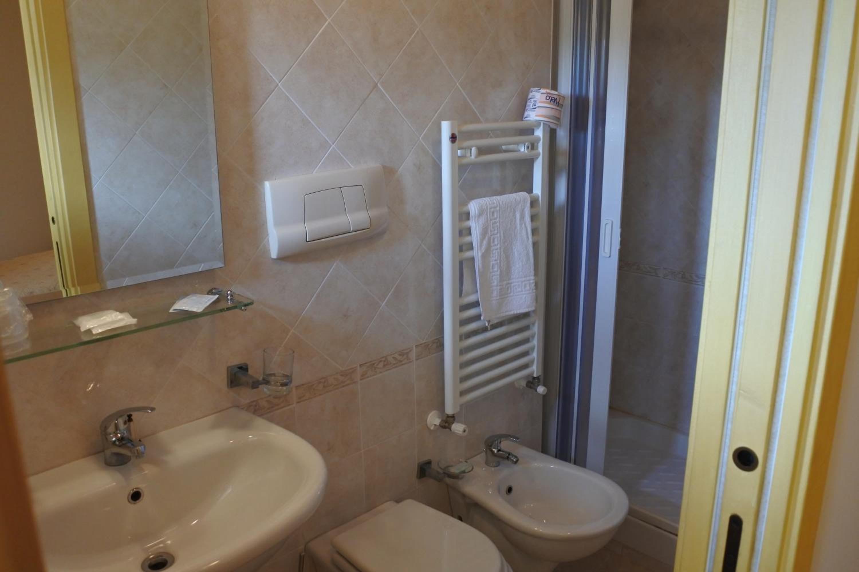 Twin Room with Private Bathroom - Photo 6