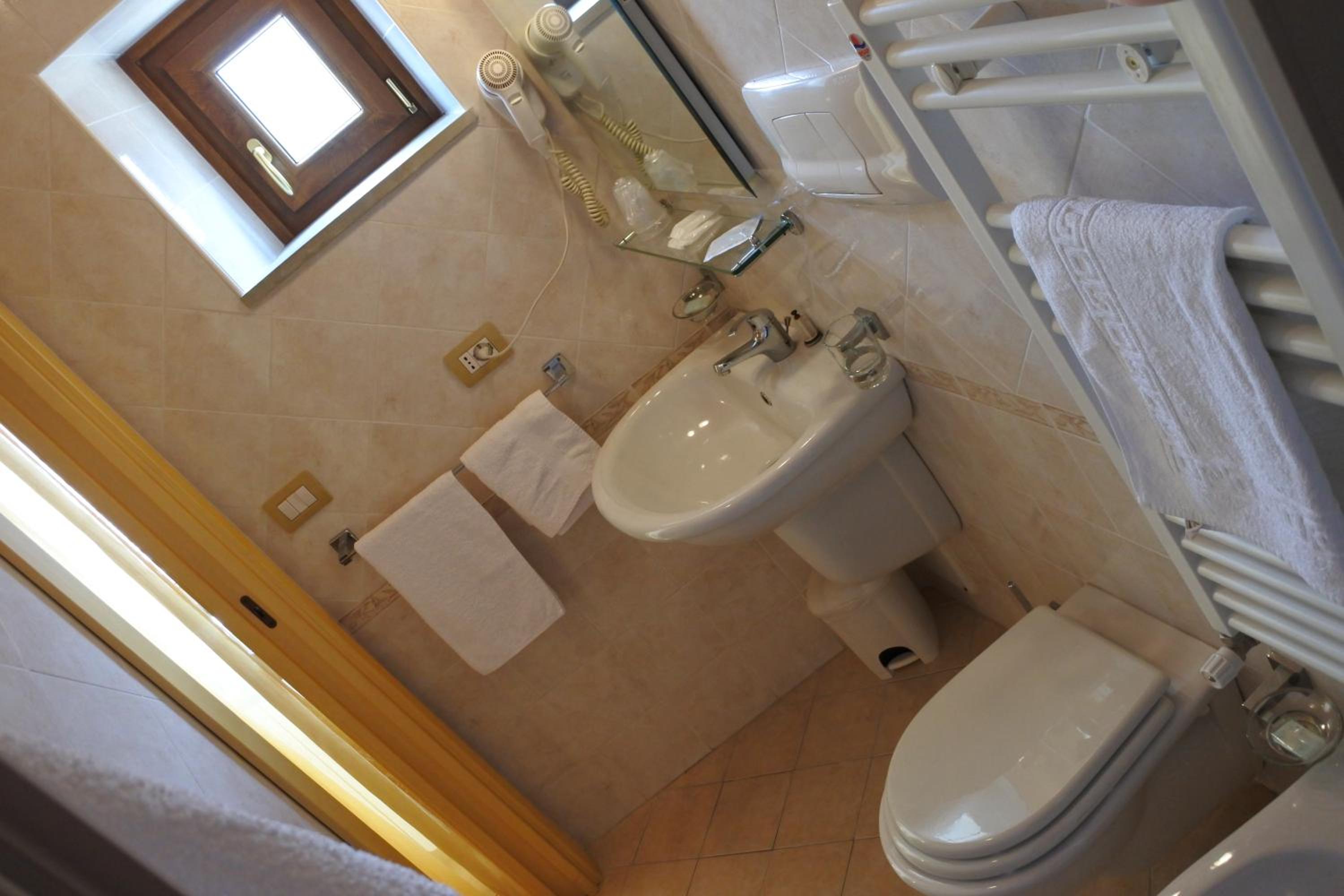 Twin Room with Private Bathroom - Photo 7