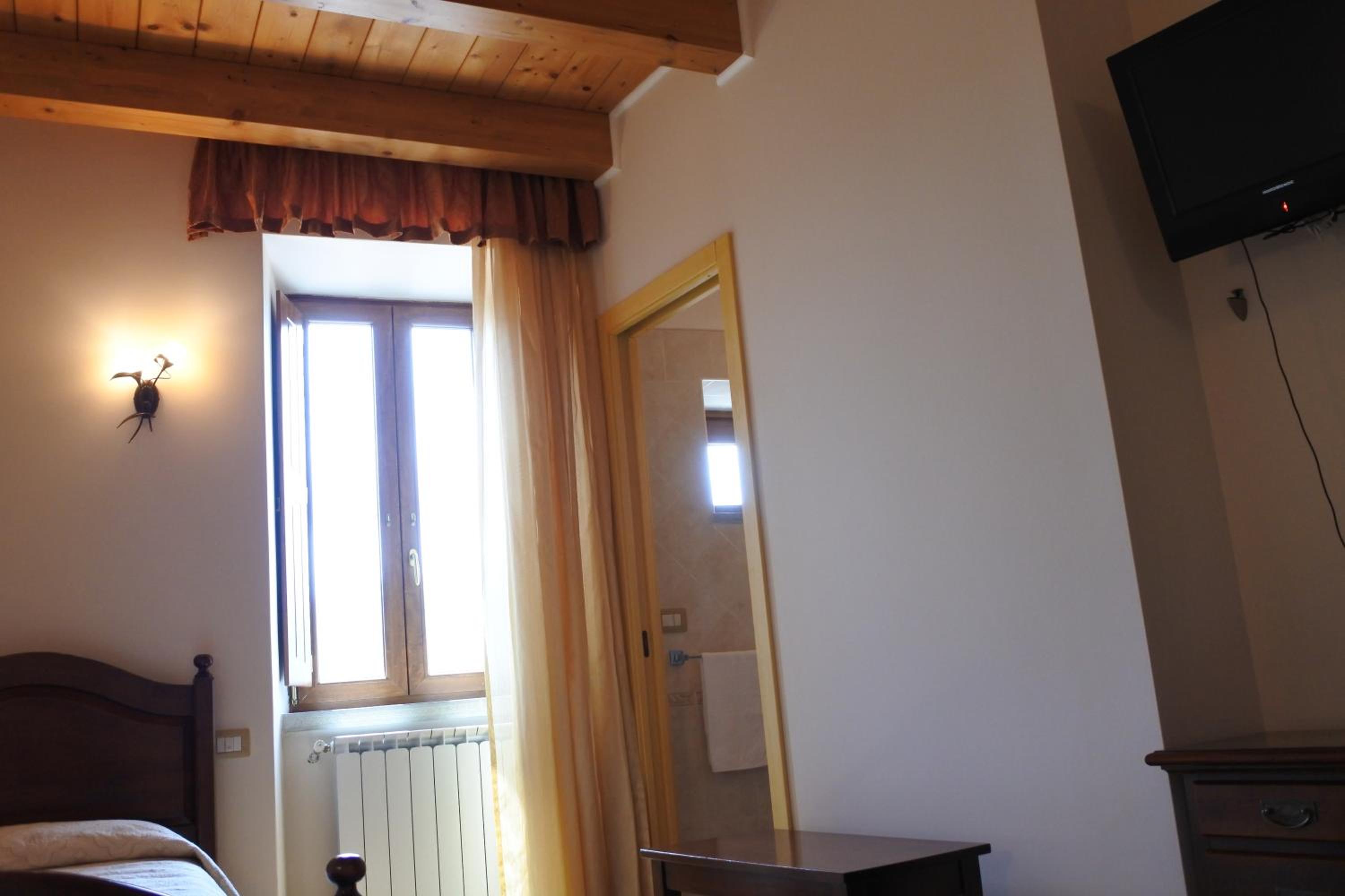 Twin Room with Private Bathroom - Photo 5