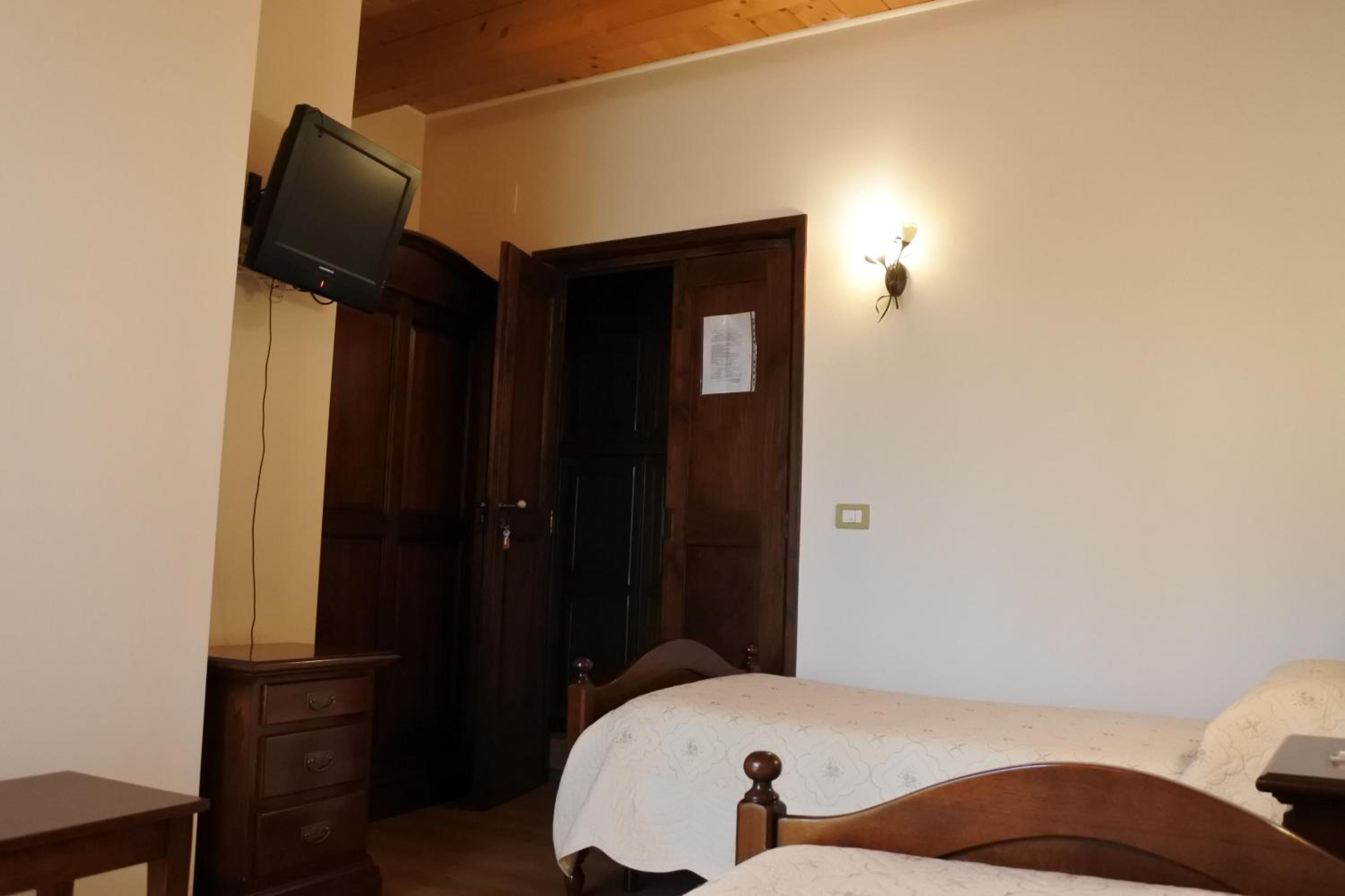 Twin Room with Private Bathroom - Photo 3