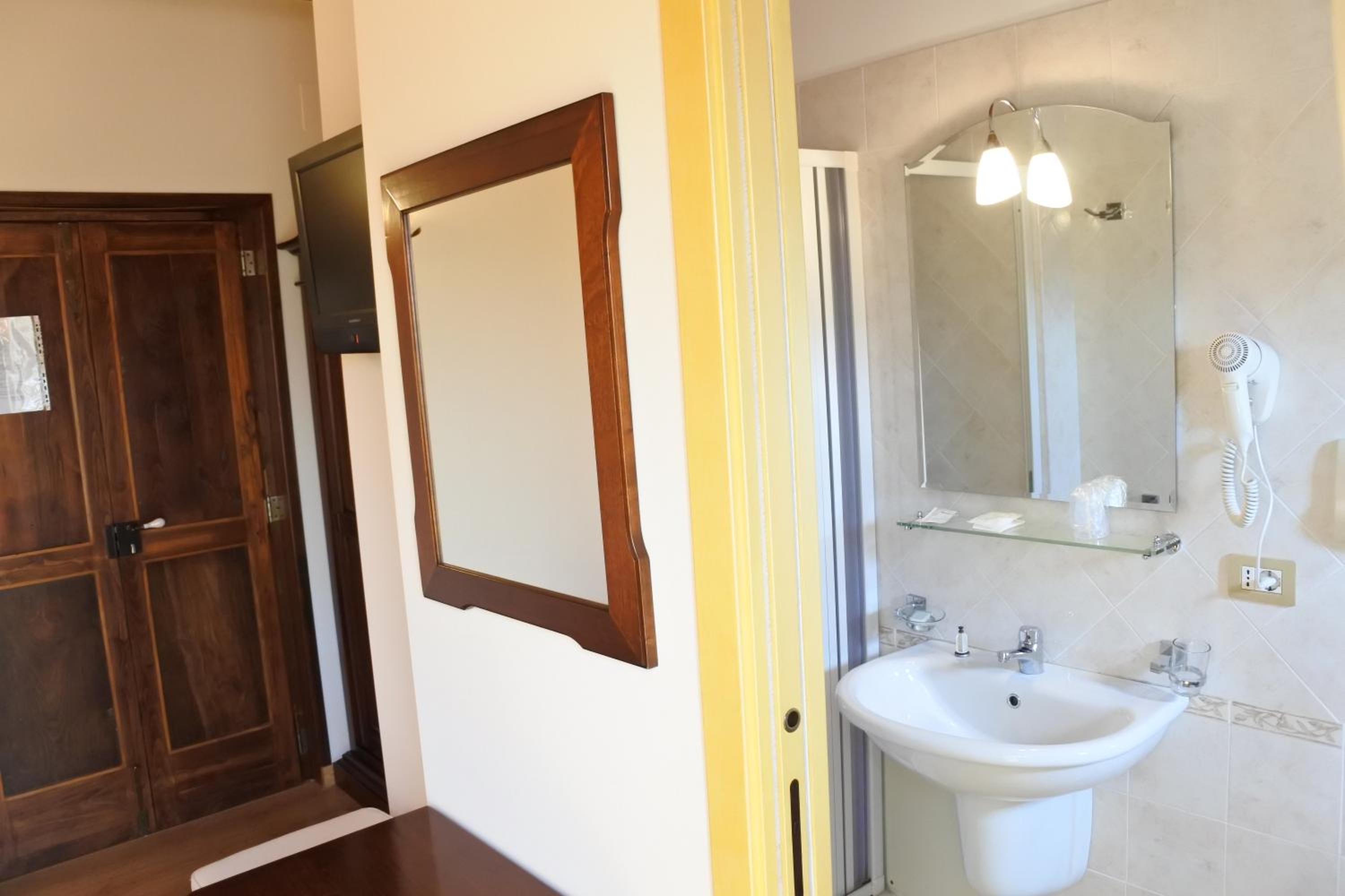 Deluxe Double Room with Balcony - Photo 8