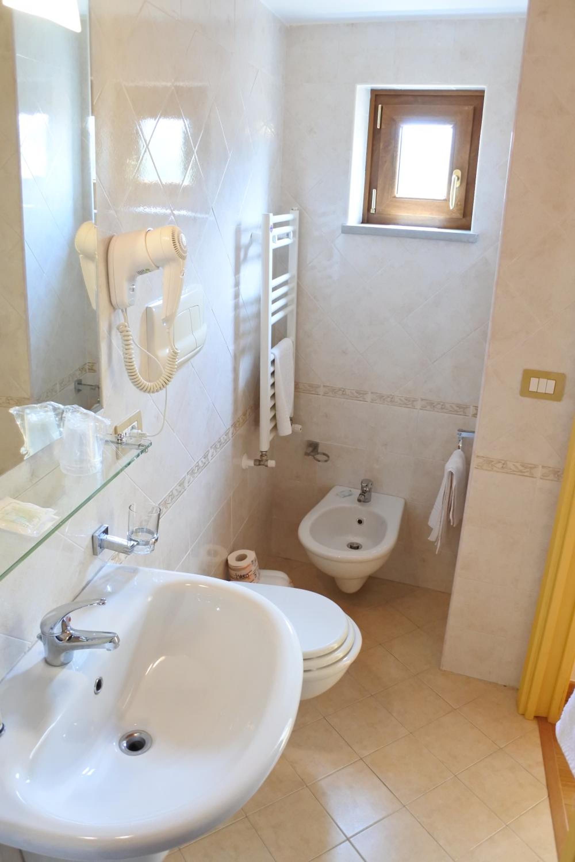 Deluxe Double Room with Balcony - Photo 6