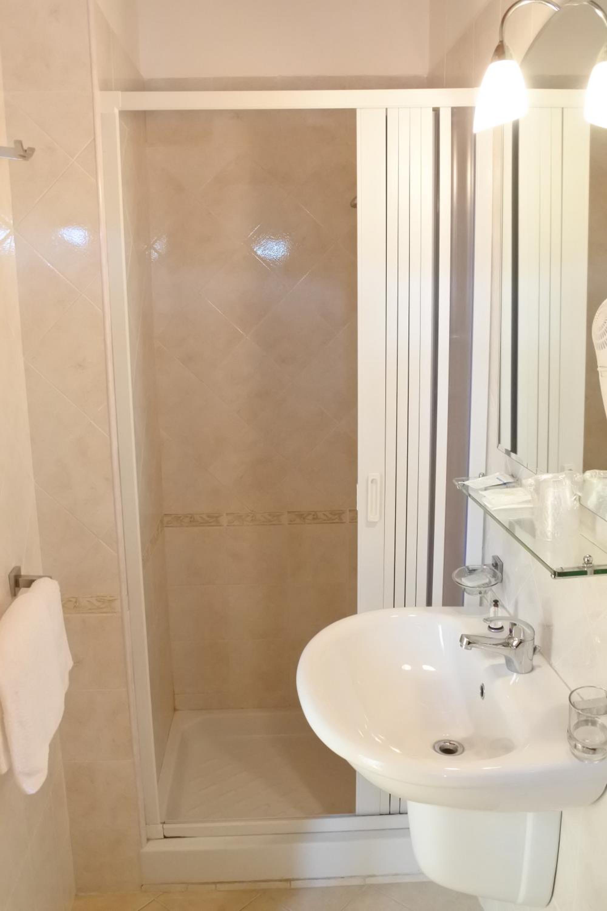 Deluxe Double Room with Balcony - Photo 7