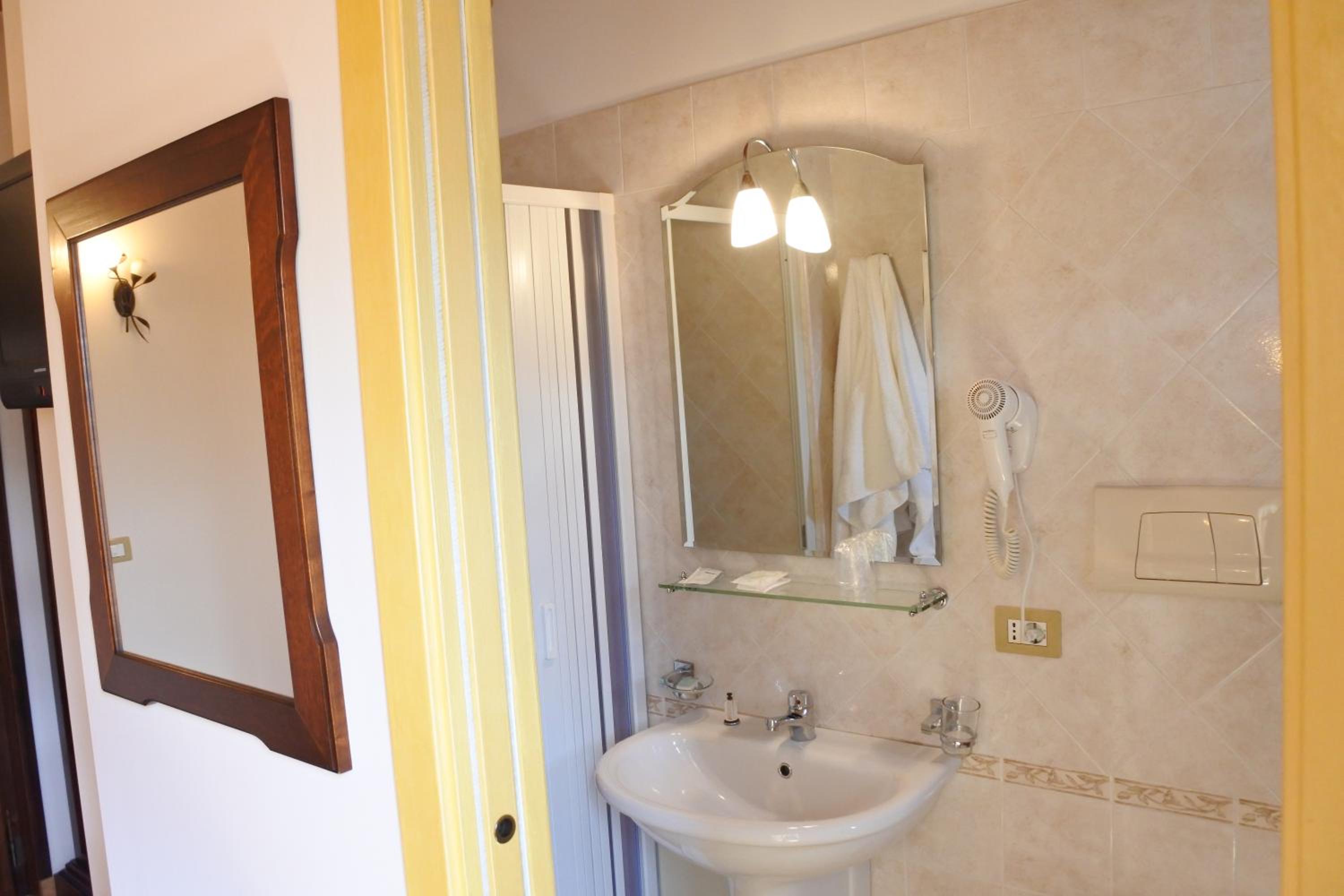 Deluxe Double Room with Balcony - Photo 3