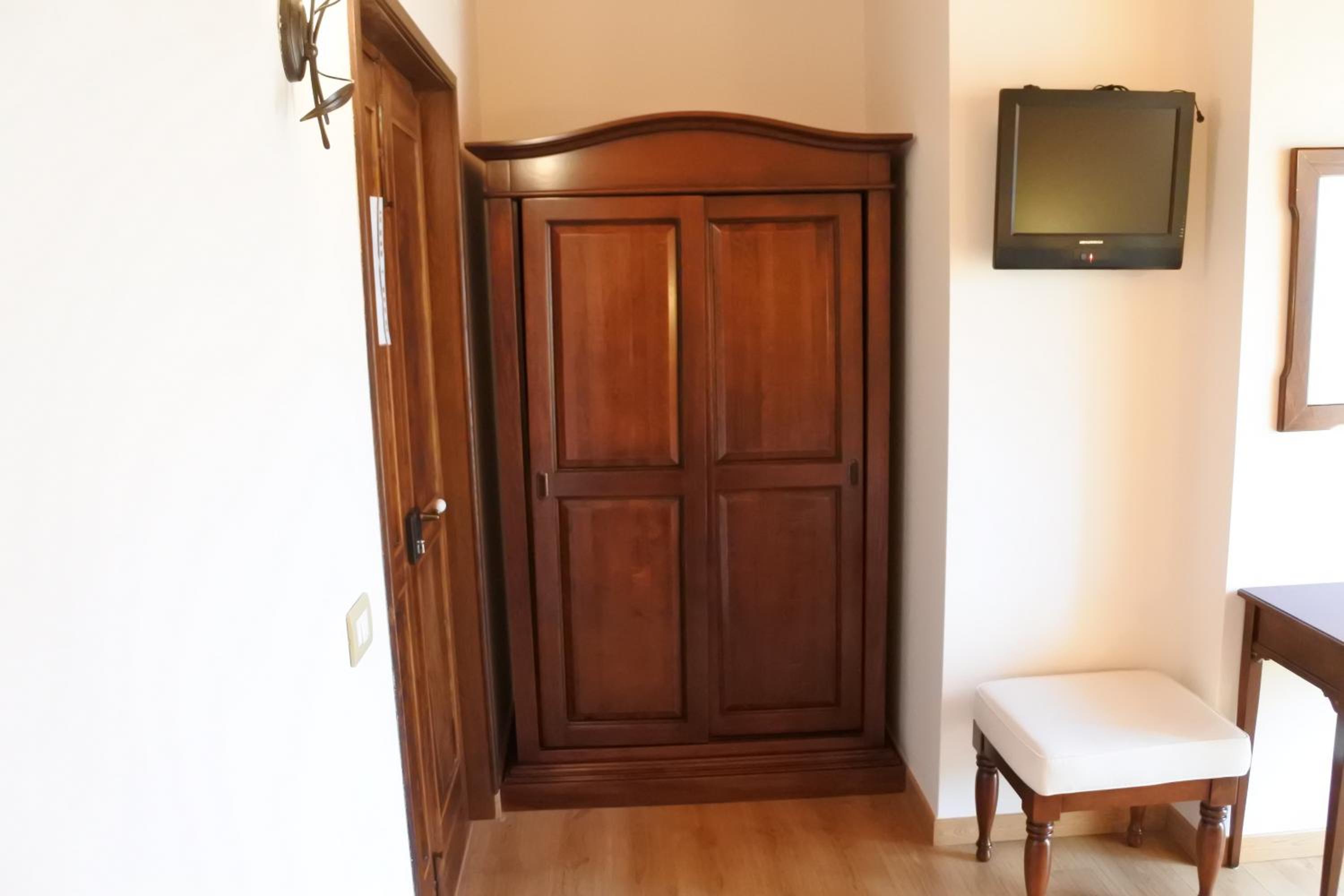 Deluxe Double Room with Balcony - Photo 10