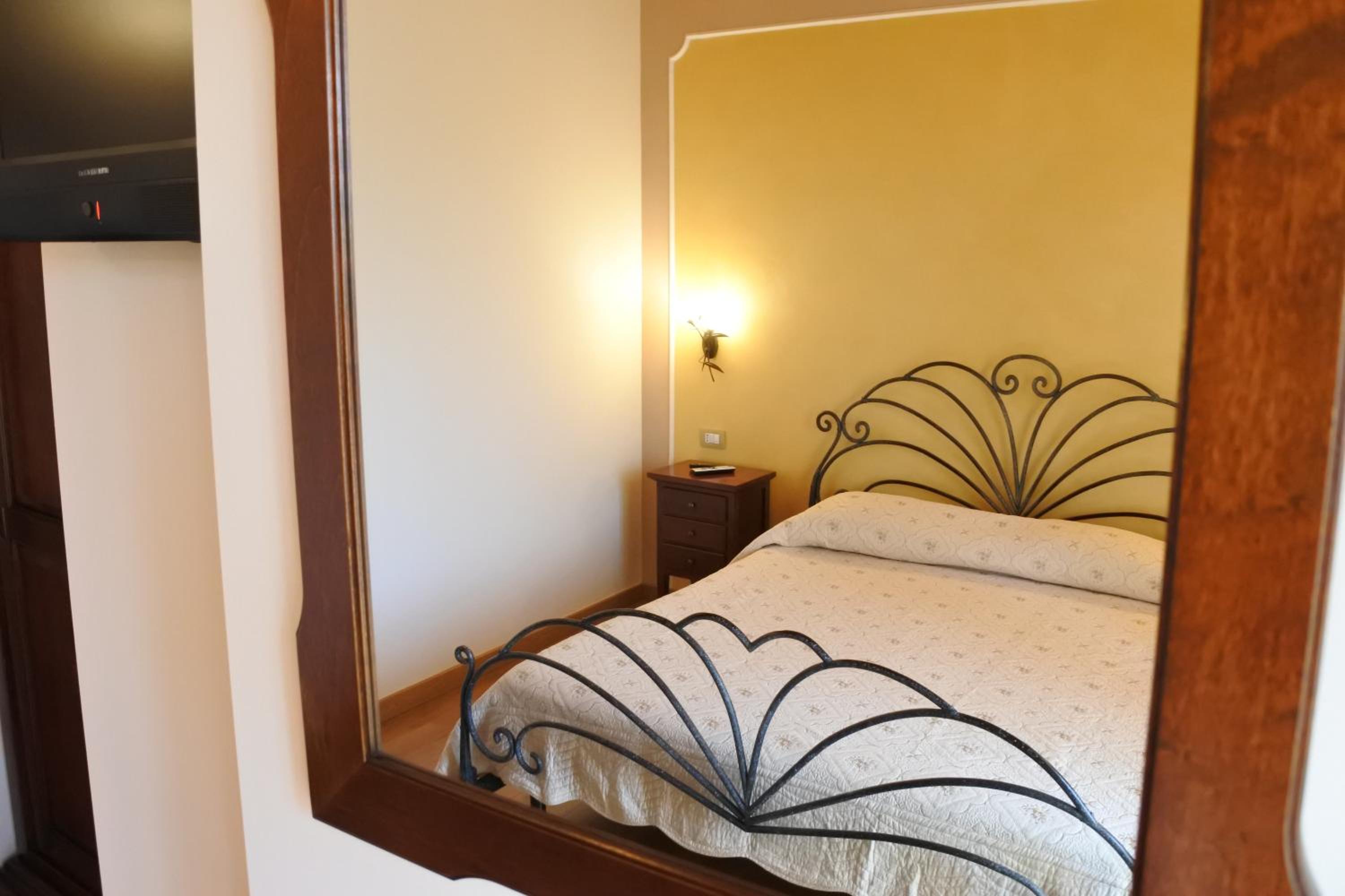 Deluxe Double Room with Balcony - Photo 9