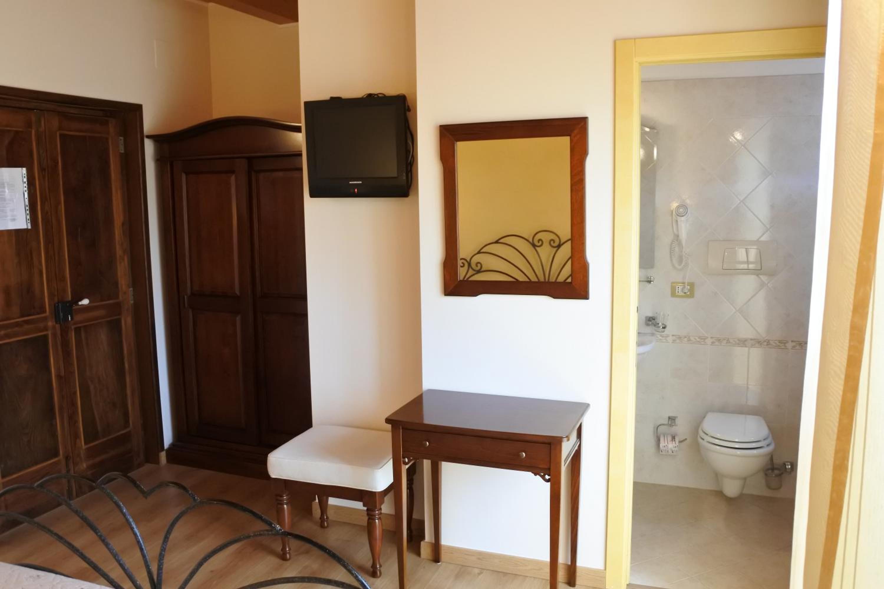 Deluxe Double Room with Balcony - Photo 4