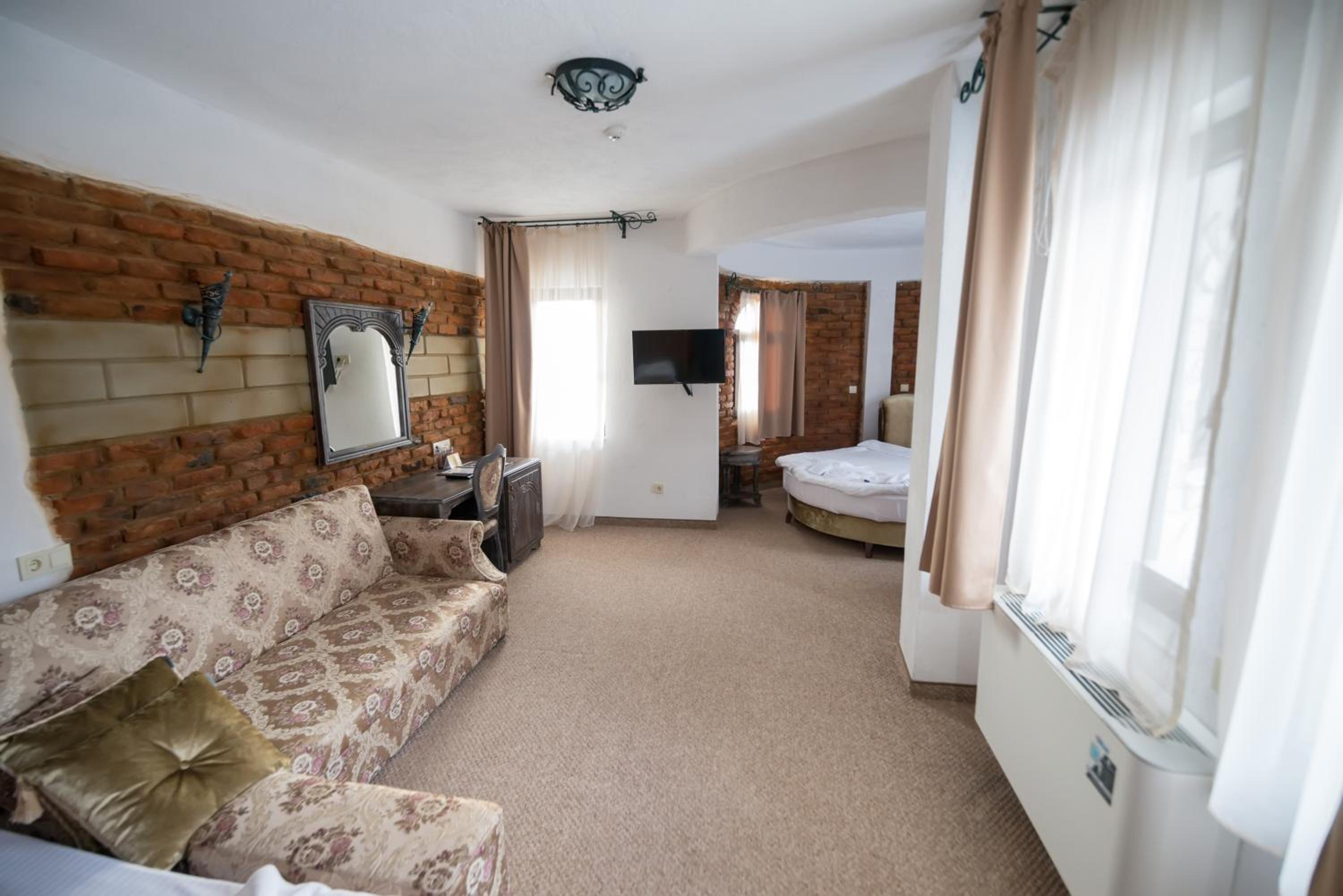 Queen Room with Garden View - Photo 10