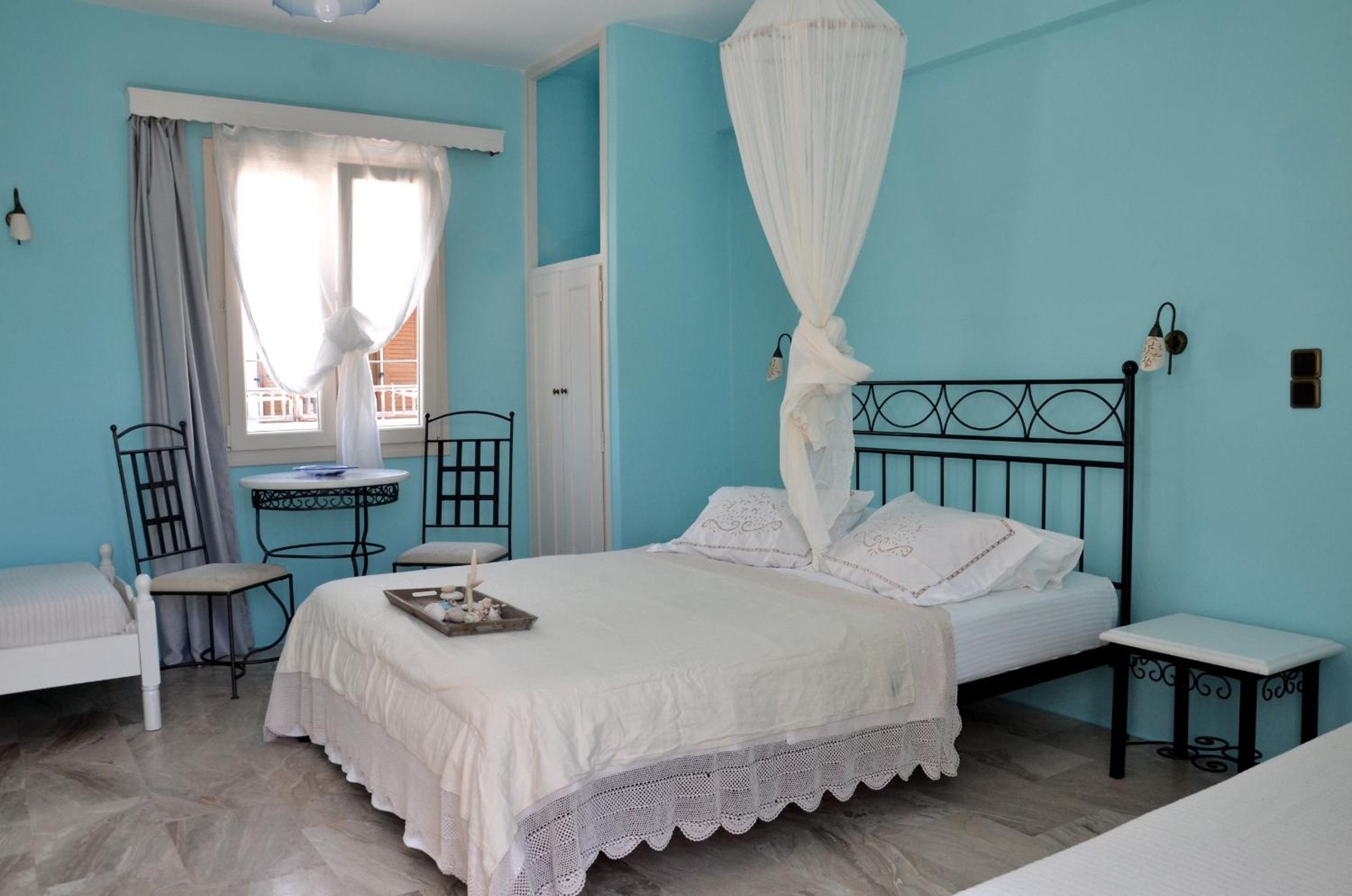 Triple Room with Balcony - Photo 12