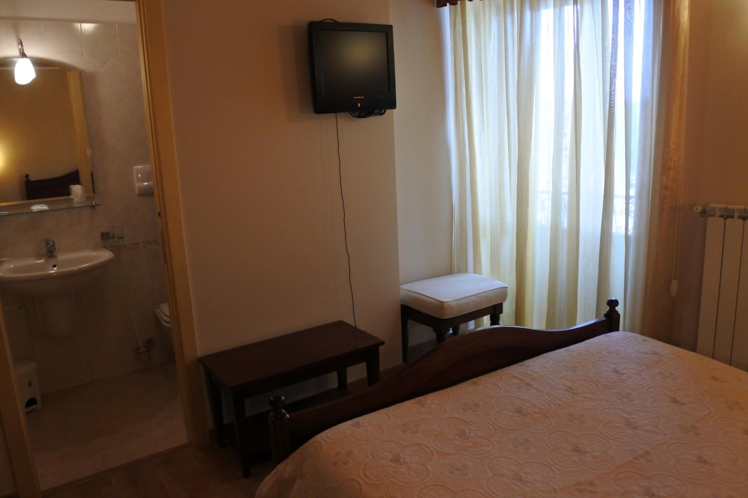 Double Room with Balcony - Photo 6