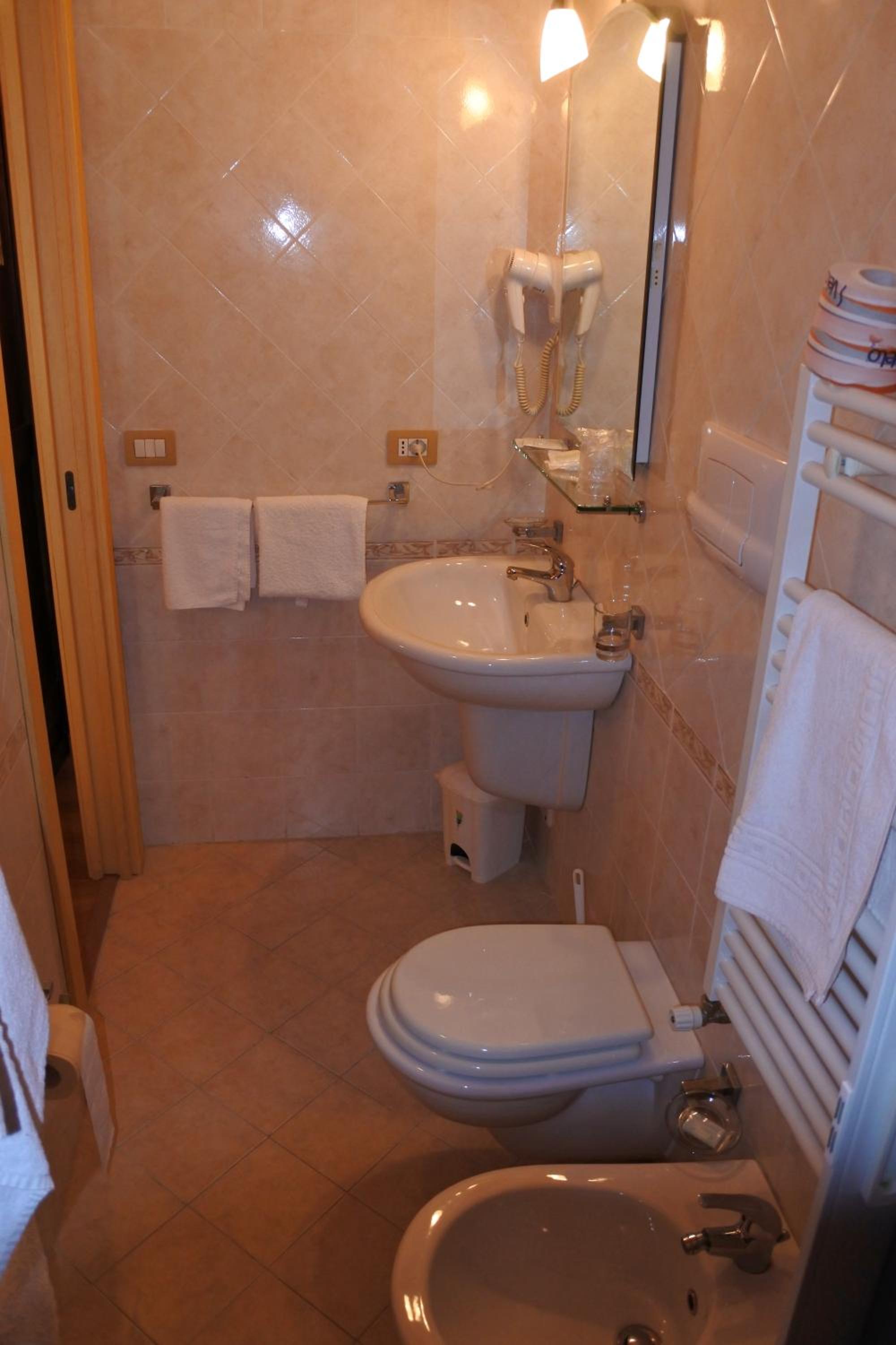 Double Room with Balcony - Photo 4