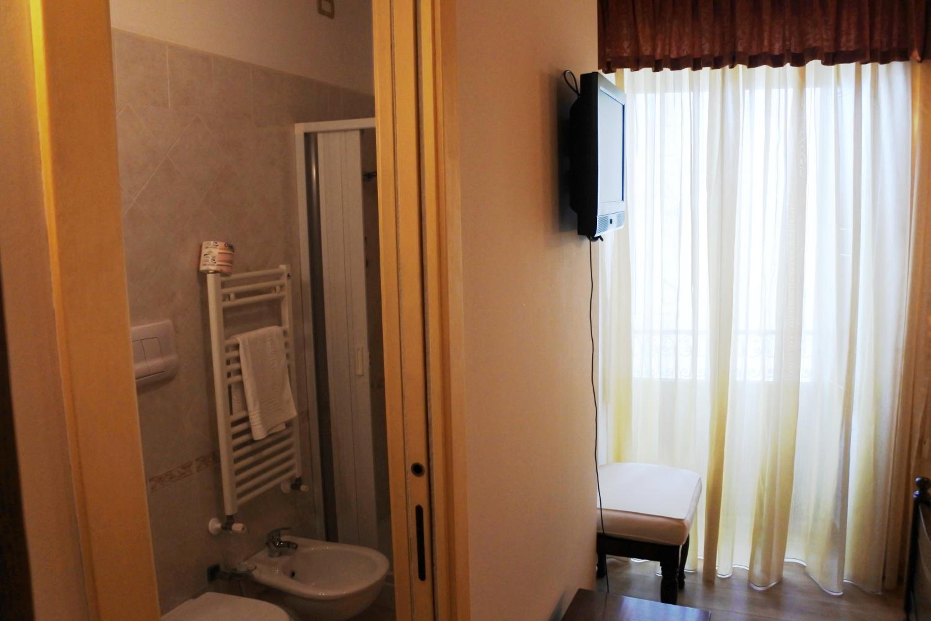 Double Room with Balcony - Photo 3