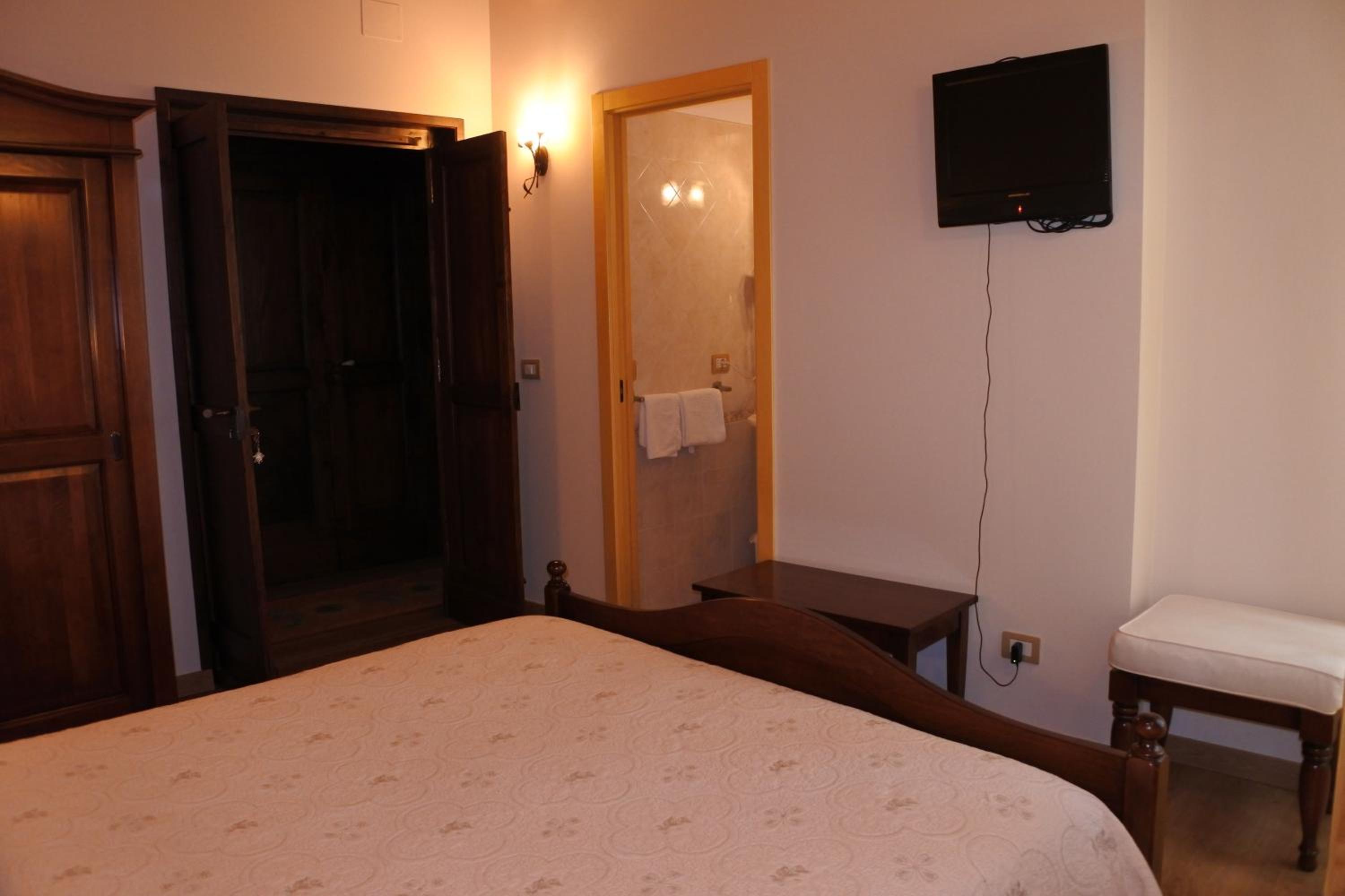 Double Room with Balcony - Photo 7