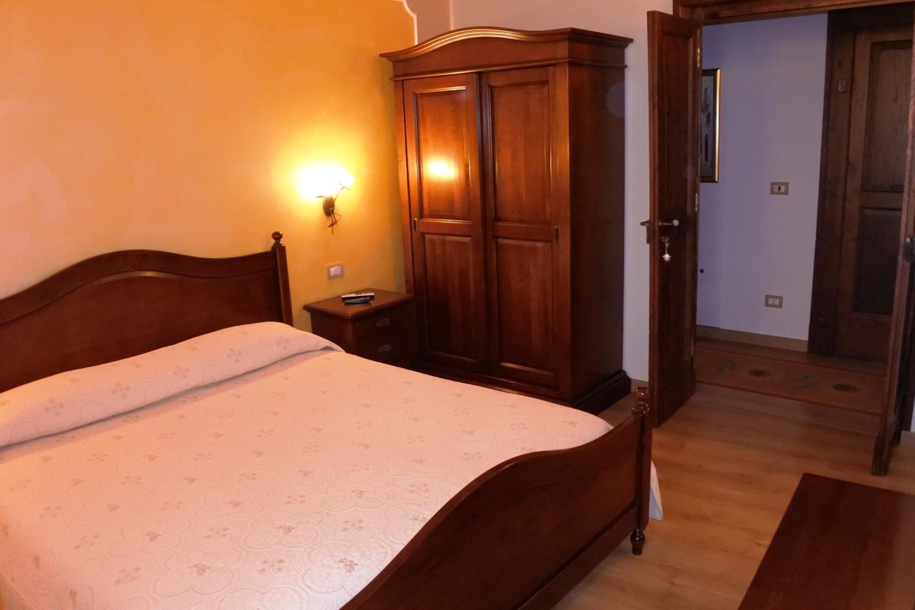 Double Room with Balcony - Photo 2