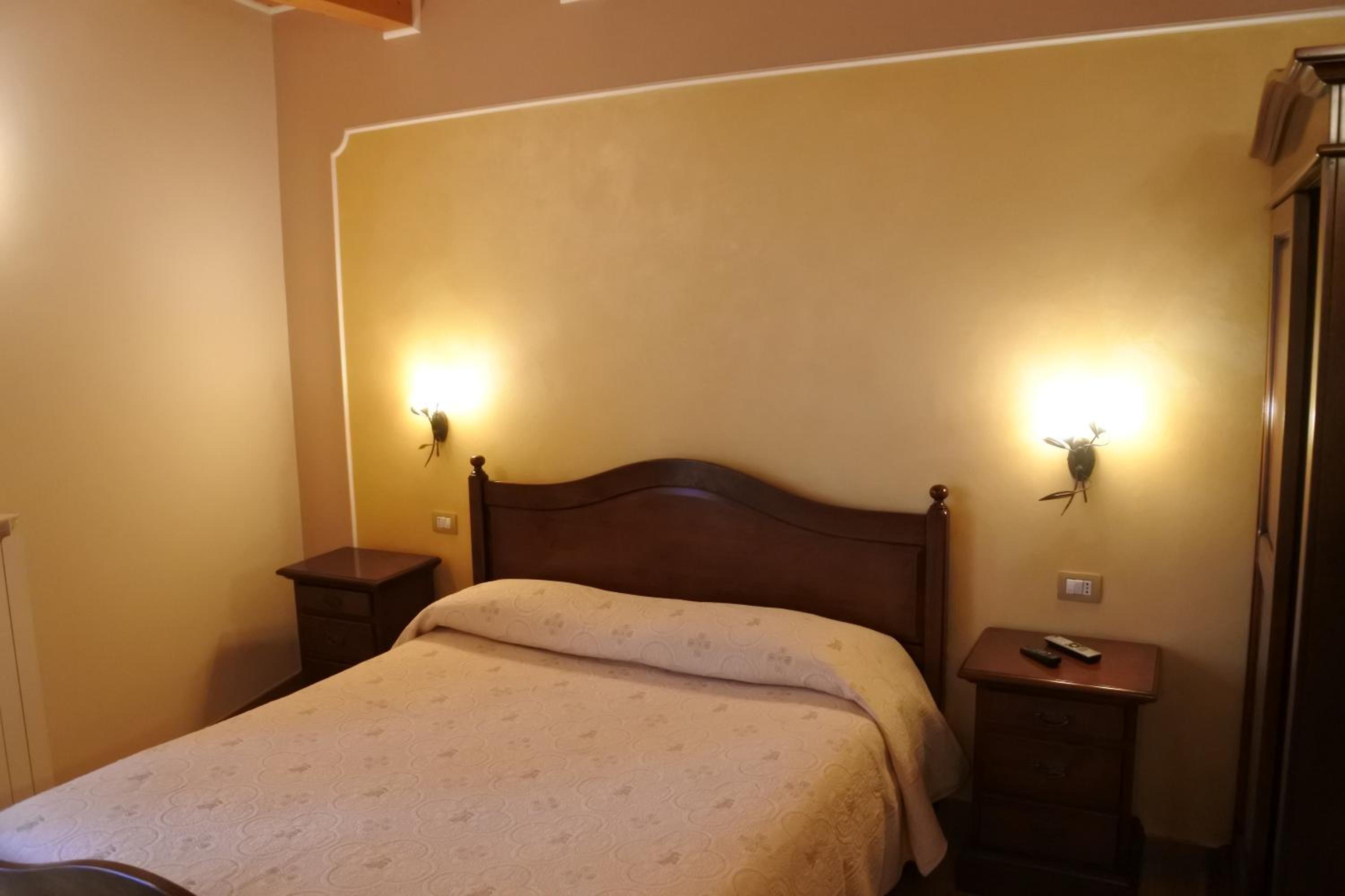 Double Room with Balcony - Photo 8