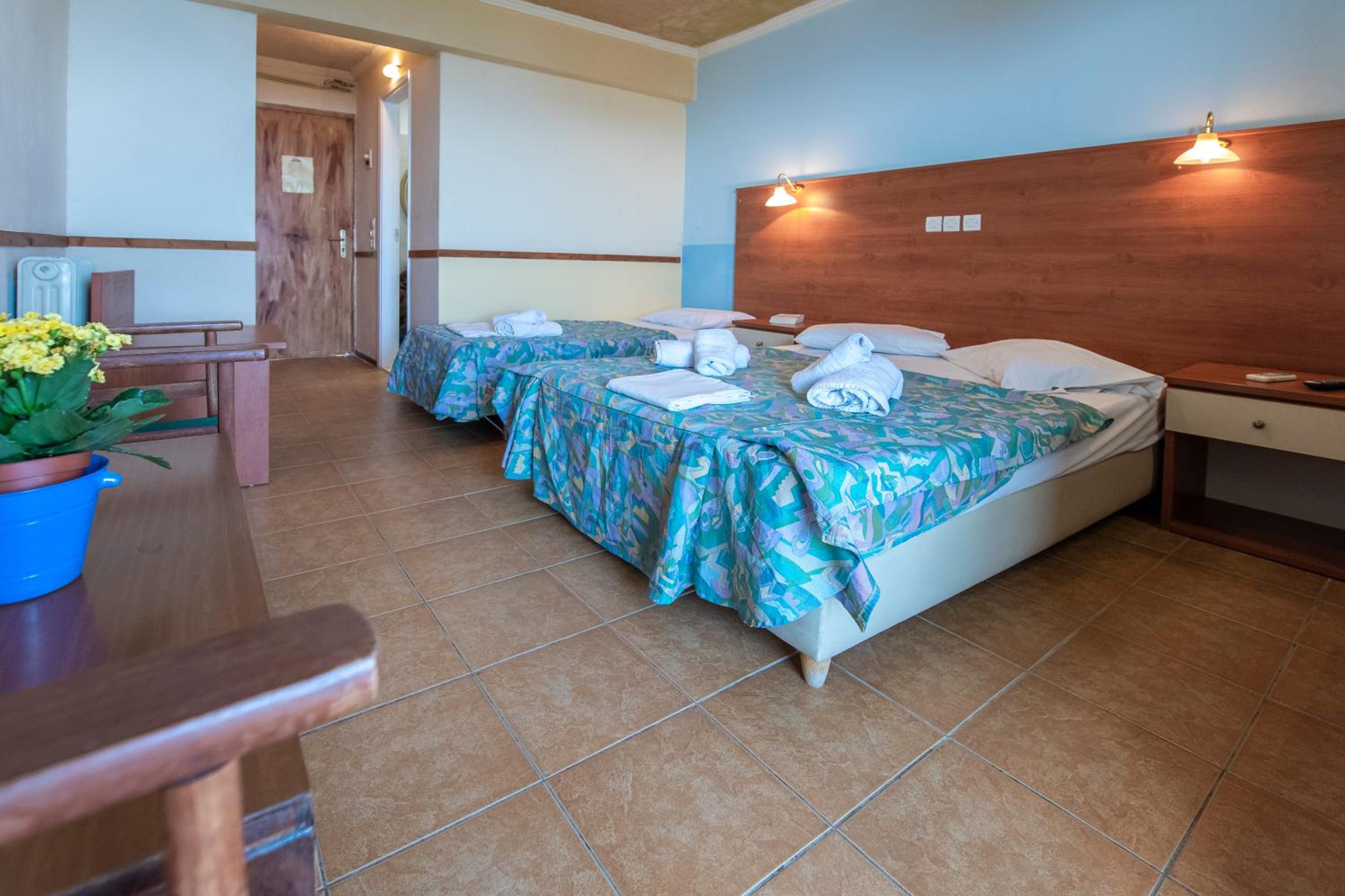 Double or Twin Room with Extra Bed - Photo 1