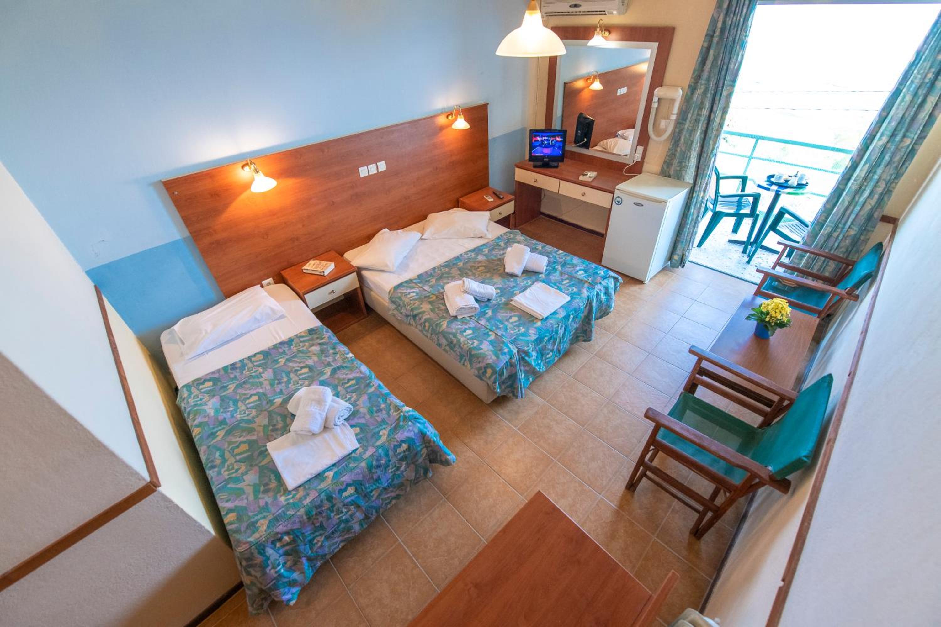 Double or Twin Room with Extra Bed - Photo 2