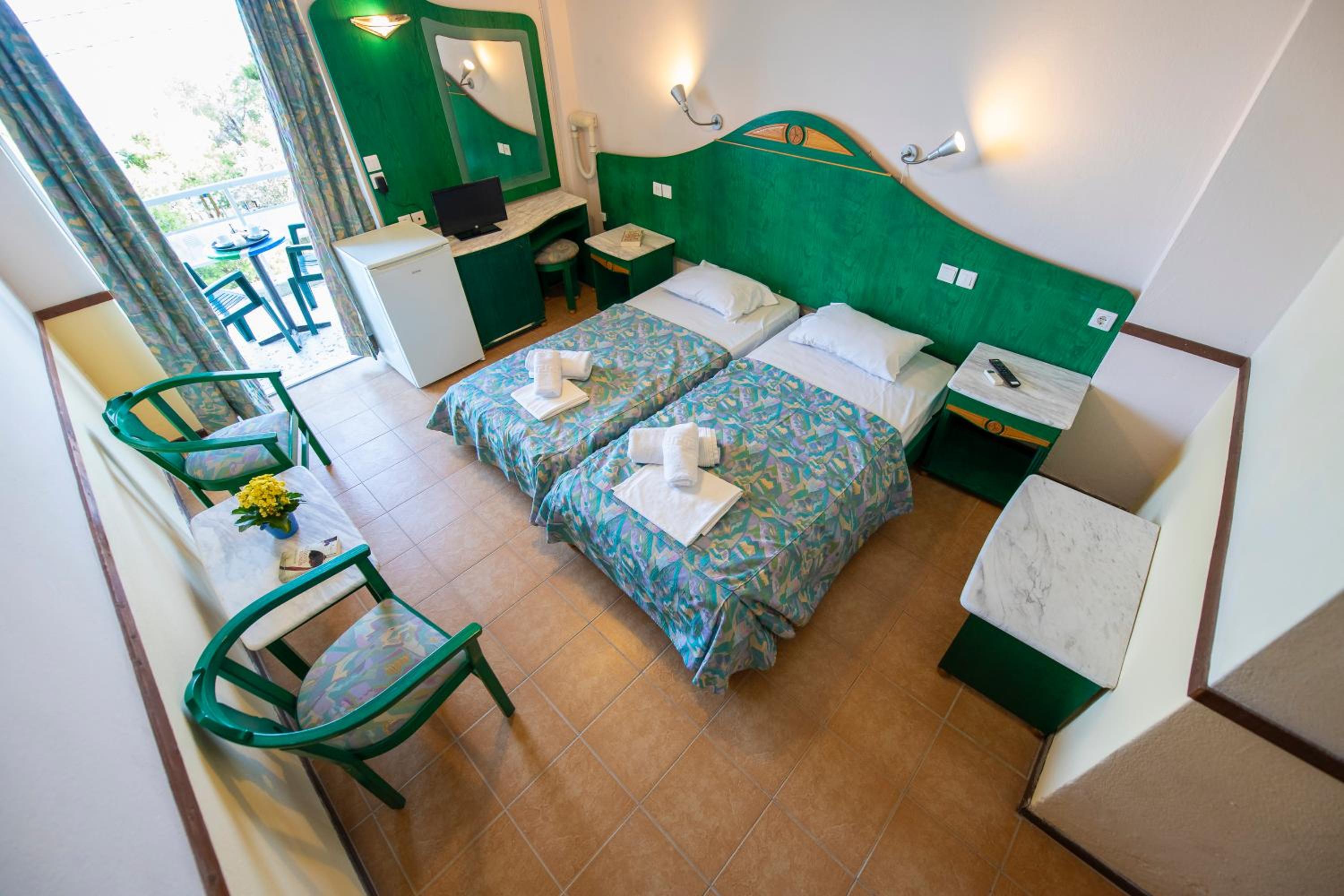 Double or Twin Room with Sea View - Photo 3
