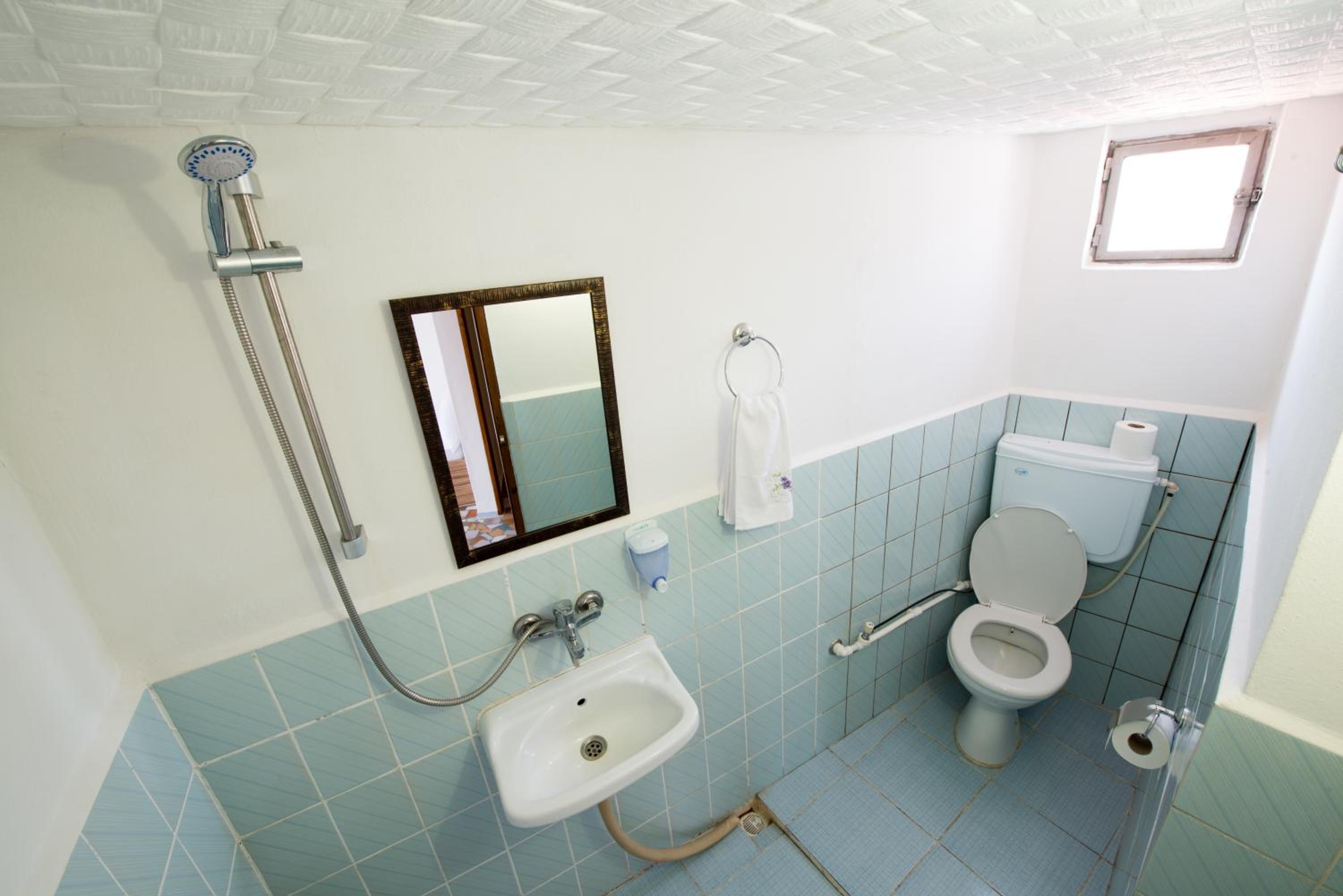Quadruple Room with Shower and Air Conditioning photo 2