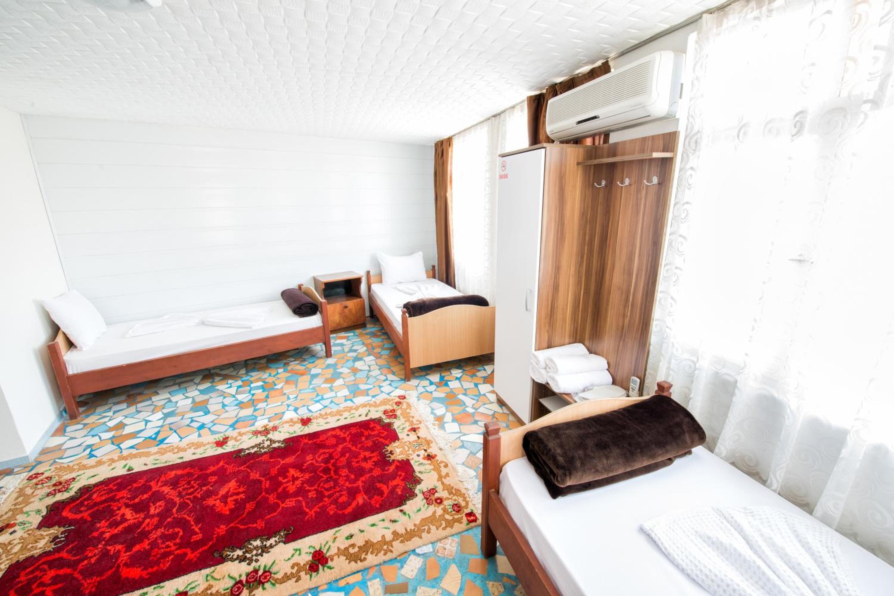 Quadruple Room with Shower and Air Conditioning photo 1