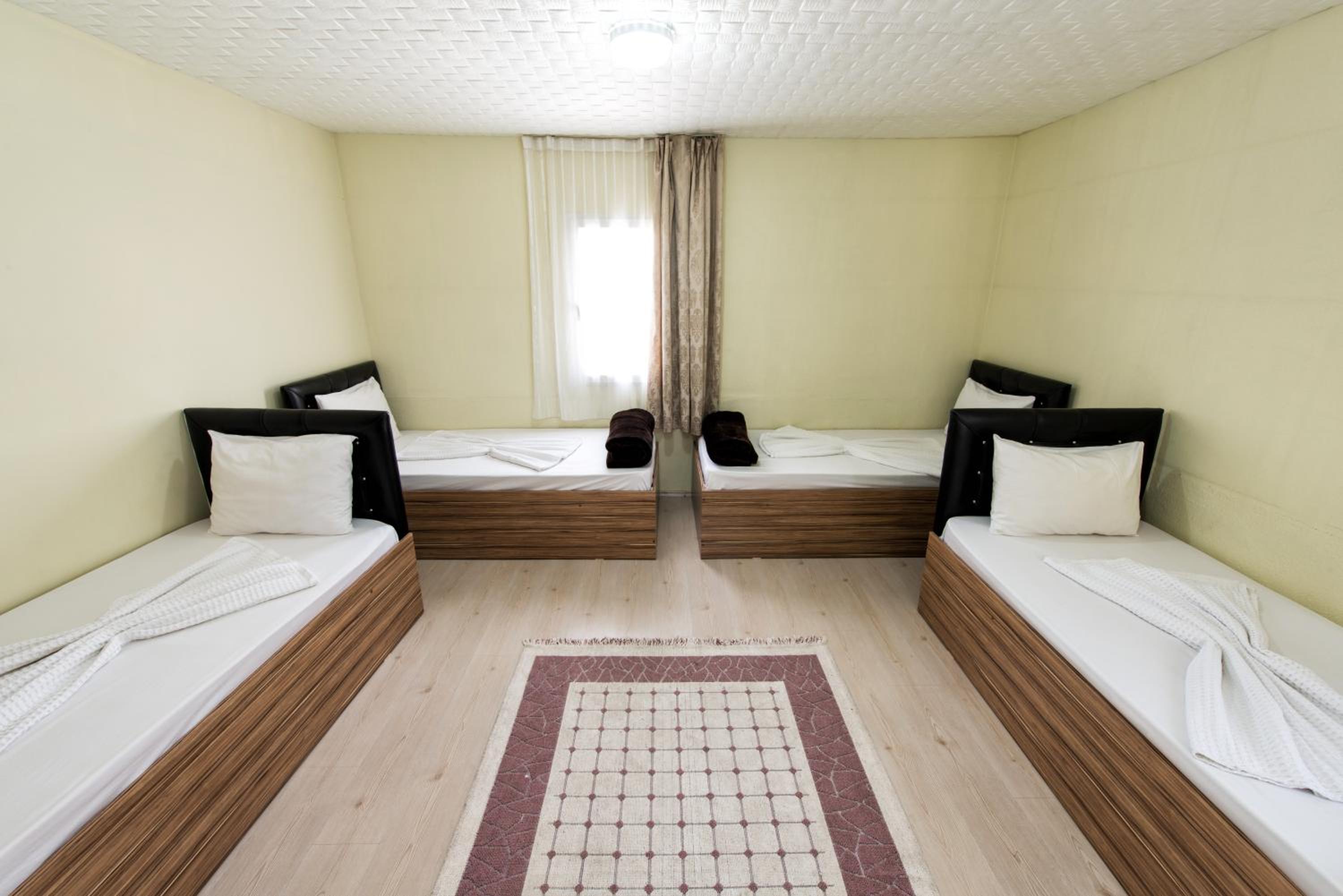 Quadruple Room with Shower and Air Conditioning photo 3